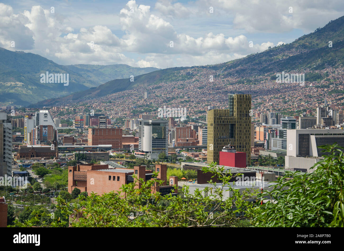 Stadtbild von Medellin, Antioquia, Kolumbien; städtische Gebäude auf einem Hügel Stockfoto