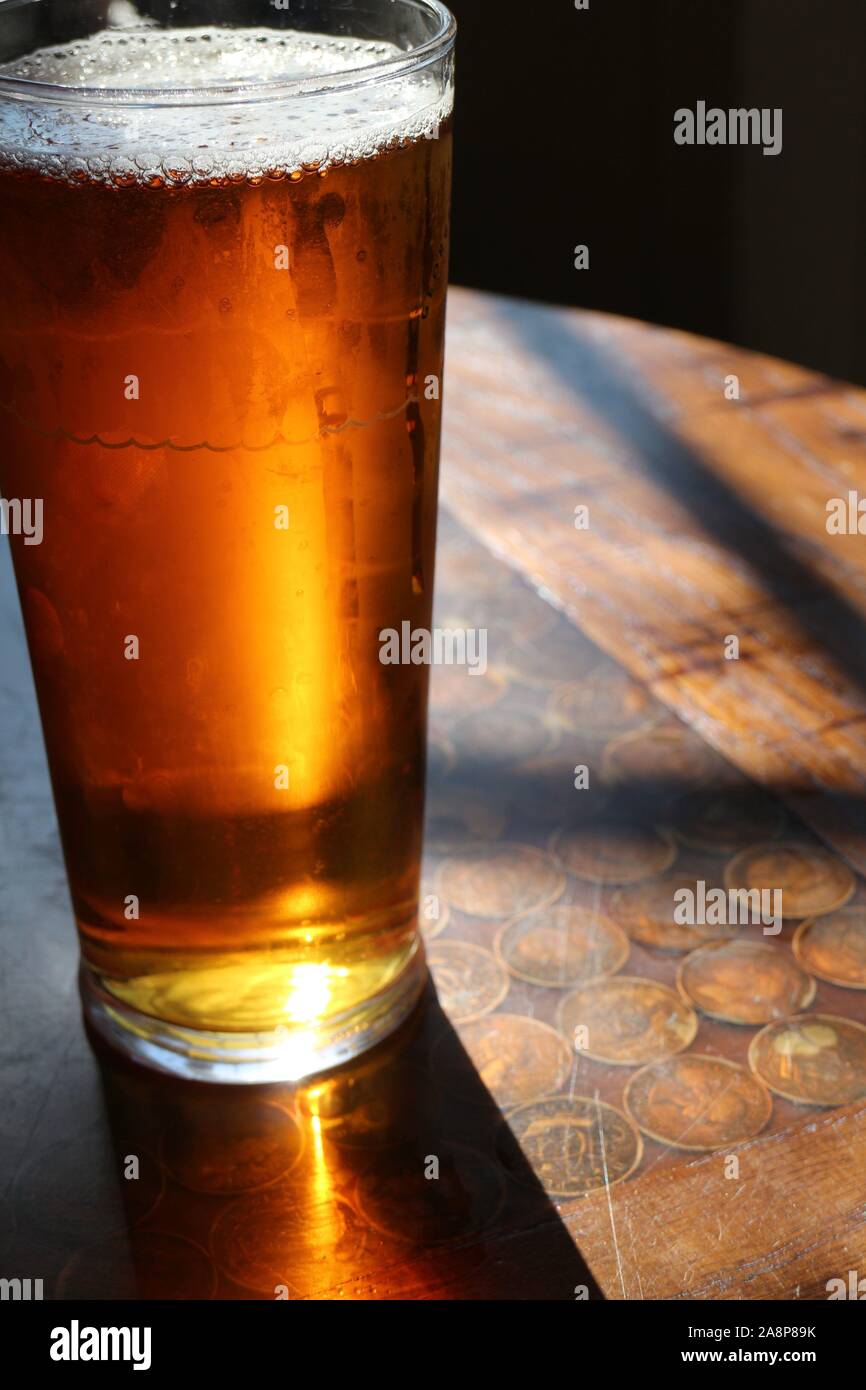 Bier Glas zurück Licht im Sonnenschein Stockfoto
