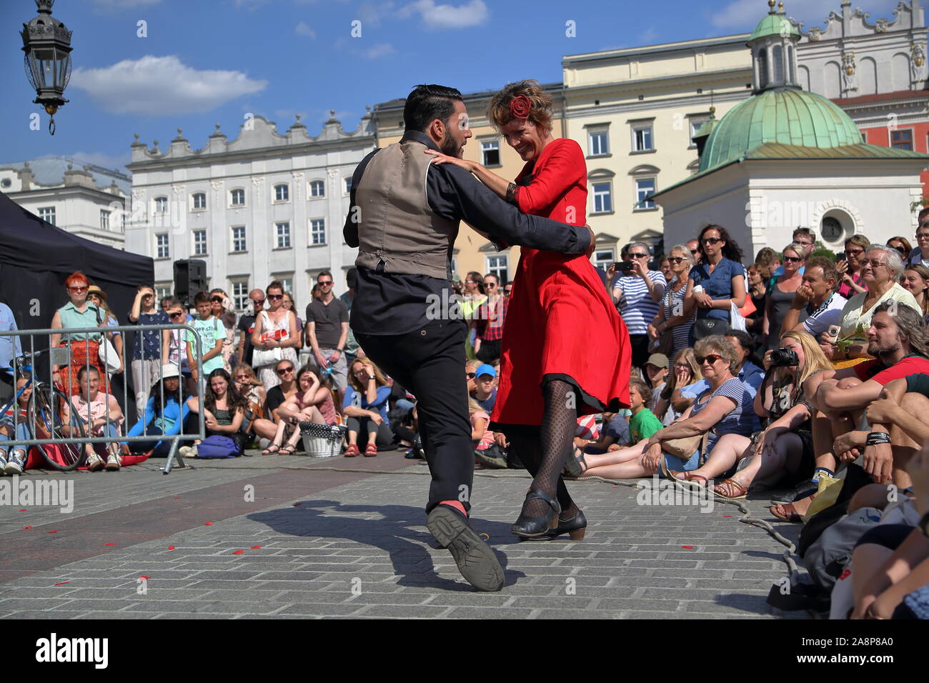 Performance mit dem Titel MANTO von Duo namens Les Malles, Straßentheater Festival Oh, was für ein Zirkus, Krakau, Polen, 4. Juli 2019 Stockfoto