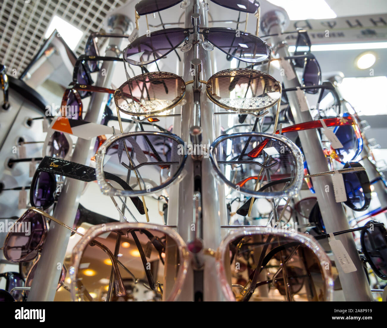 Voronezh, Russland - Juni 05, 2019: Showcase mit modernen Sonnenbrillen Stockfoto