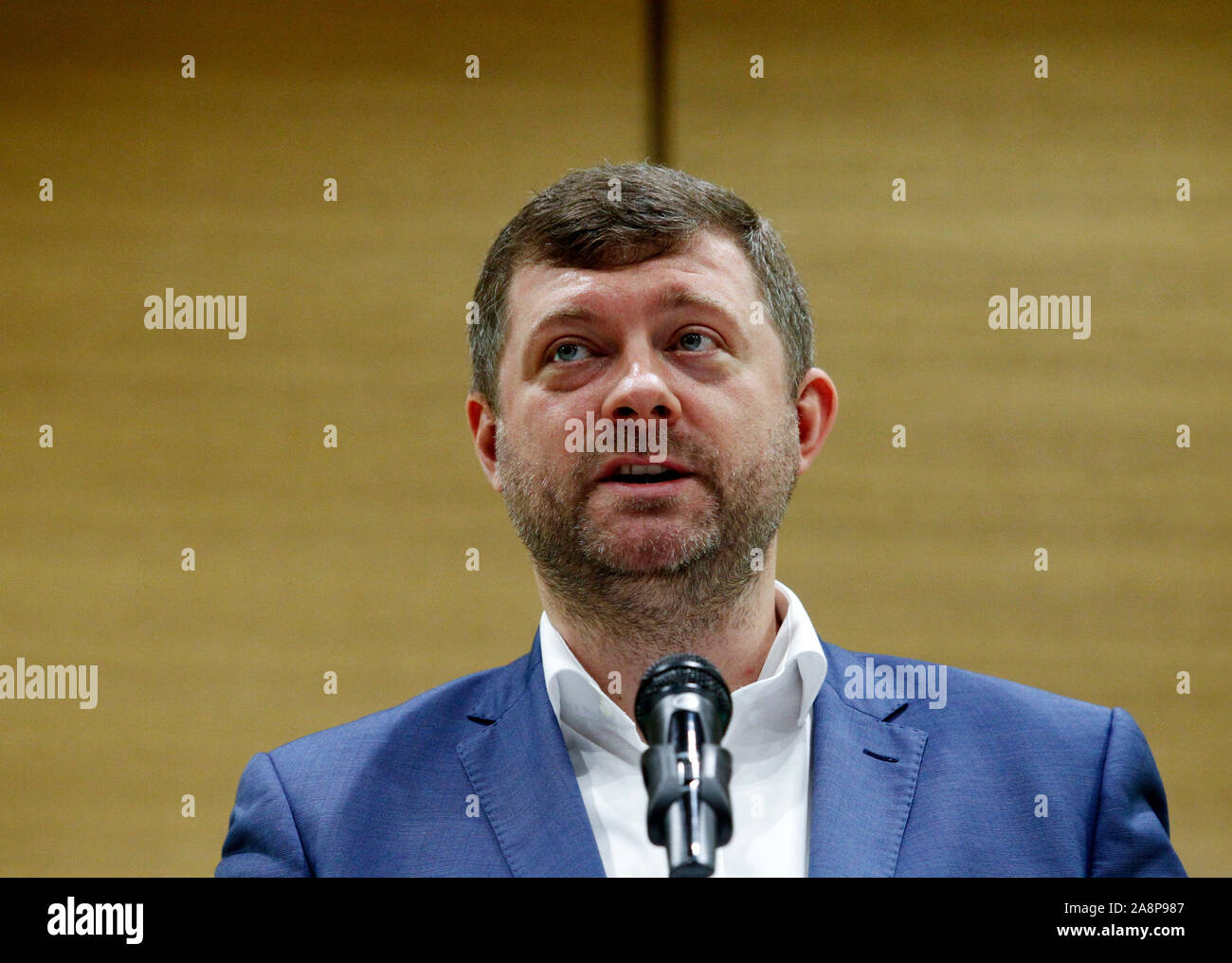 Neu gewählten Oberhaupt der Diener des Volkes (Sluga Narodu) politische  Partei, Alexander Kornienko während des Parteitages in Kiew spricht.  Oleksandr Kornienko wurde der neue Leiter der pro-Partei des Präsidenten  Diener des Volkes,