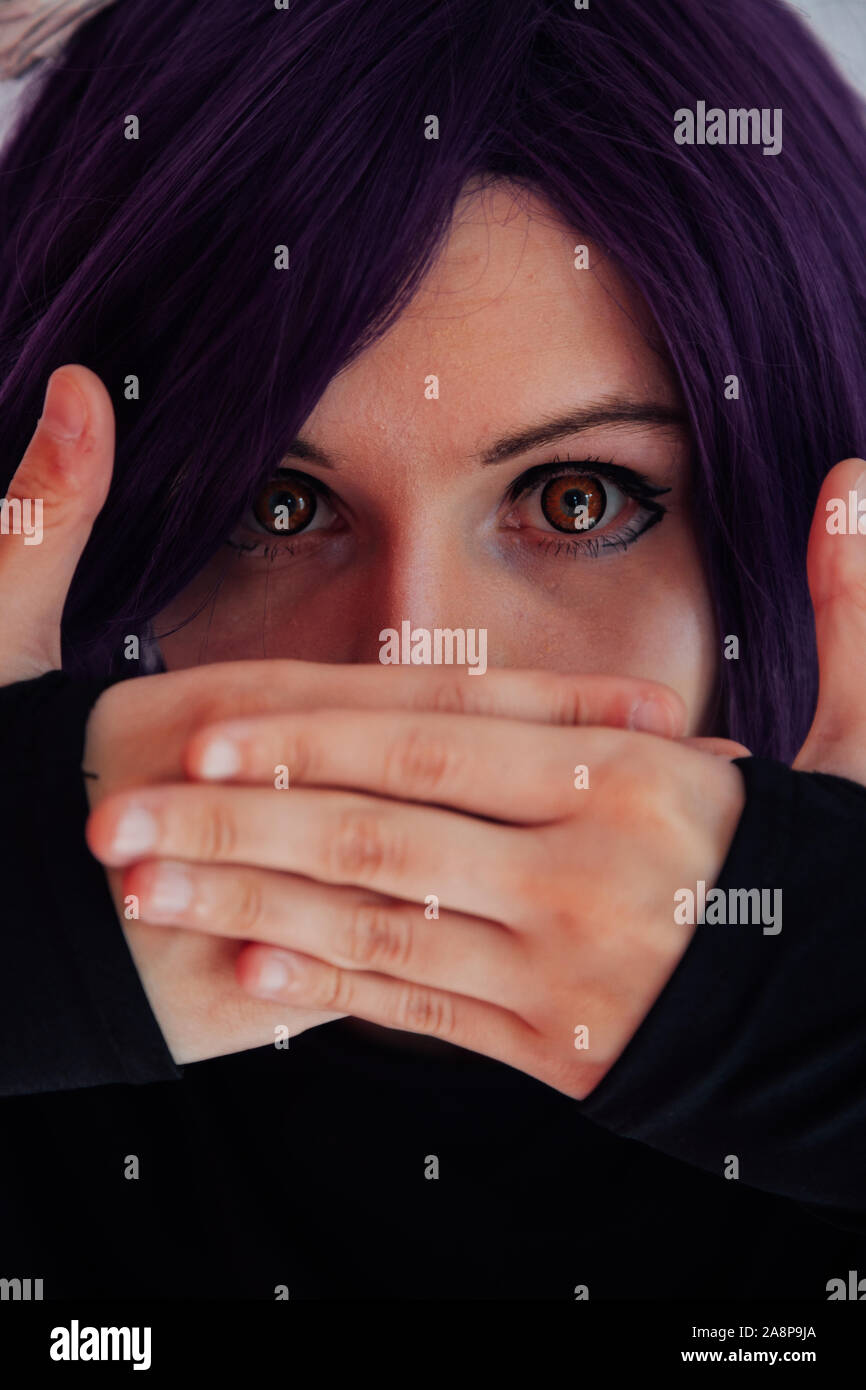 Frau anime Cosplayer mit lila Japan Haar Stockfoto