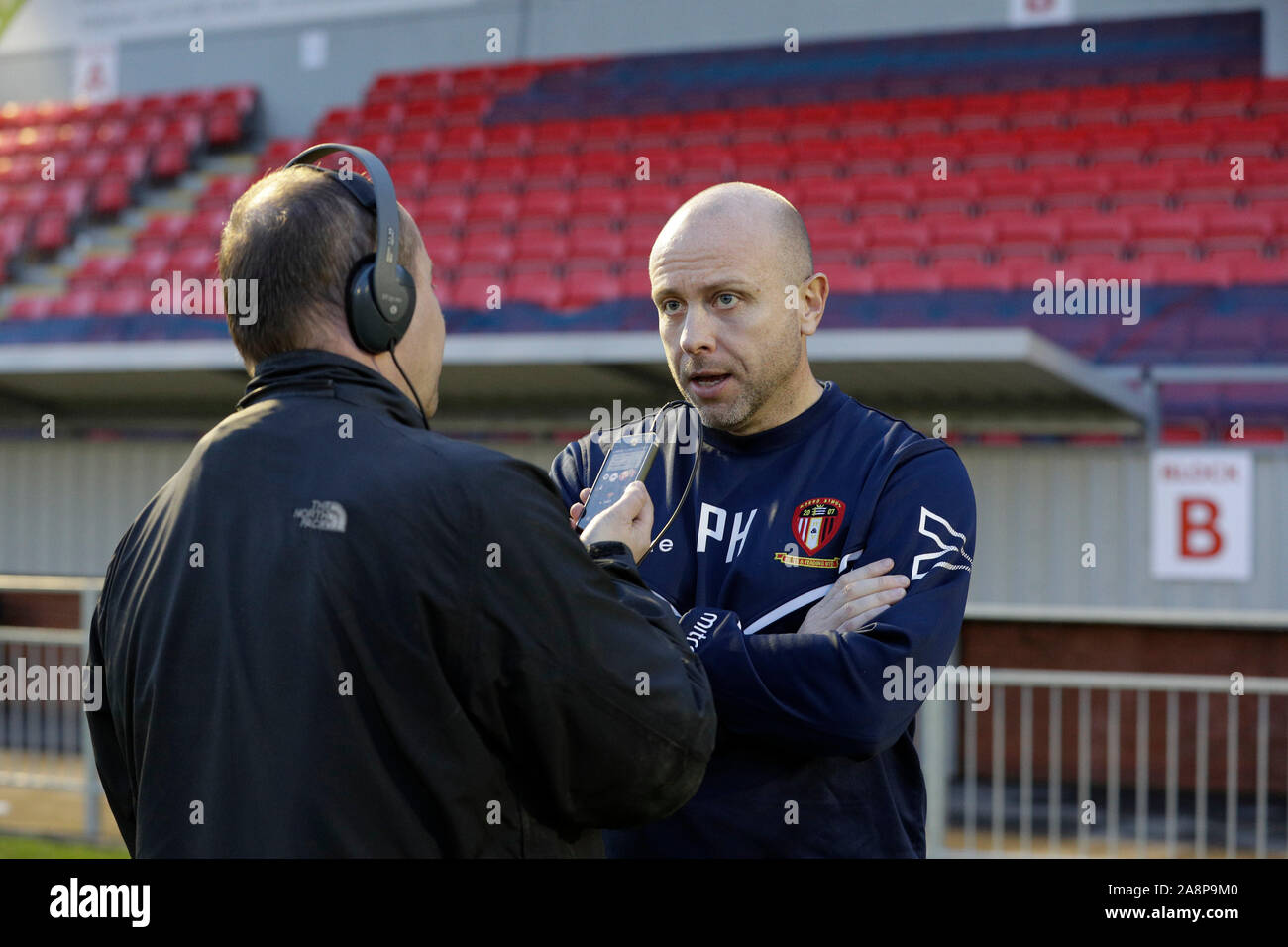 SkyEx Gemeinschaft Stadion, London, UK. 10 Nov, 2019. Football Association Cup, Hayes und Yeading United gegen Oxford United; Hayes & Amp; Yeading United Manager Paul Hughes von BBC Radio London befragt nach dem Match - streng Redaktionelle nur verwenden werden. Keine Verwendung mit nicht autorisierten Audio-, Video-, Daten-, Spielpläne, Verein/liga Logos oder "live" Dienstleistungen. On-line-in-Match mit 120 Bildern beschränkt, kein Video-Emulation. Keine Verwendung in Wetten, Spiele oder einzelne Verein/Liga/player Publikationen Quelle: Aktion plus Sport/Alamy leben Nachrichten Stockfoto