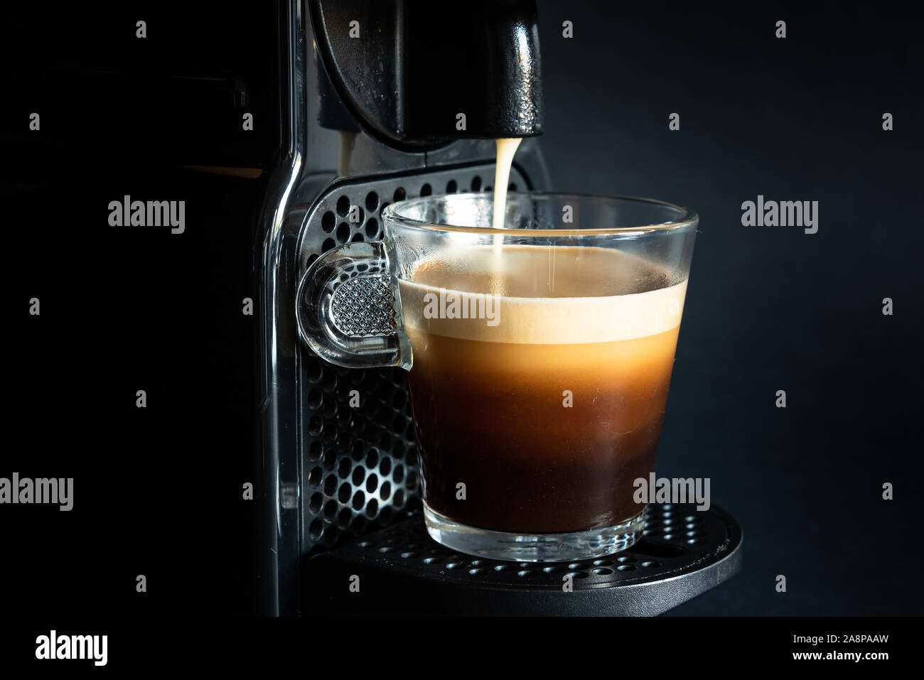 Eine schwarze Kaffeemaschine Walken ein Glas Tasse Kaffee. Stockfoto