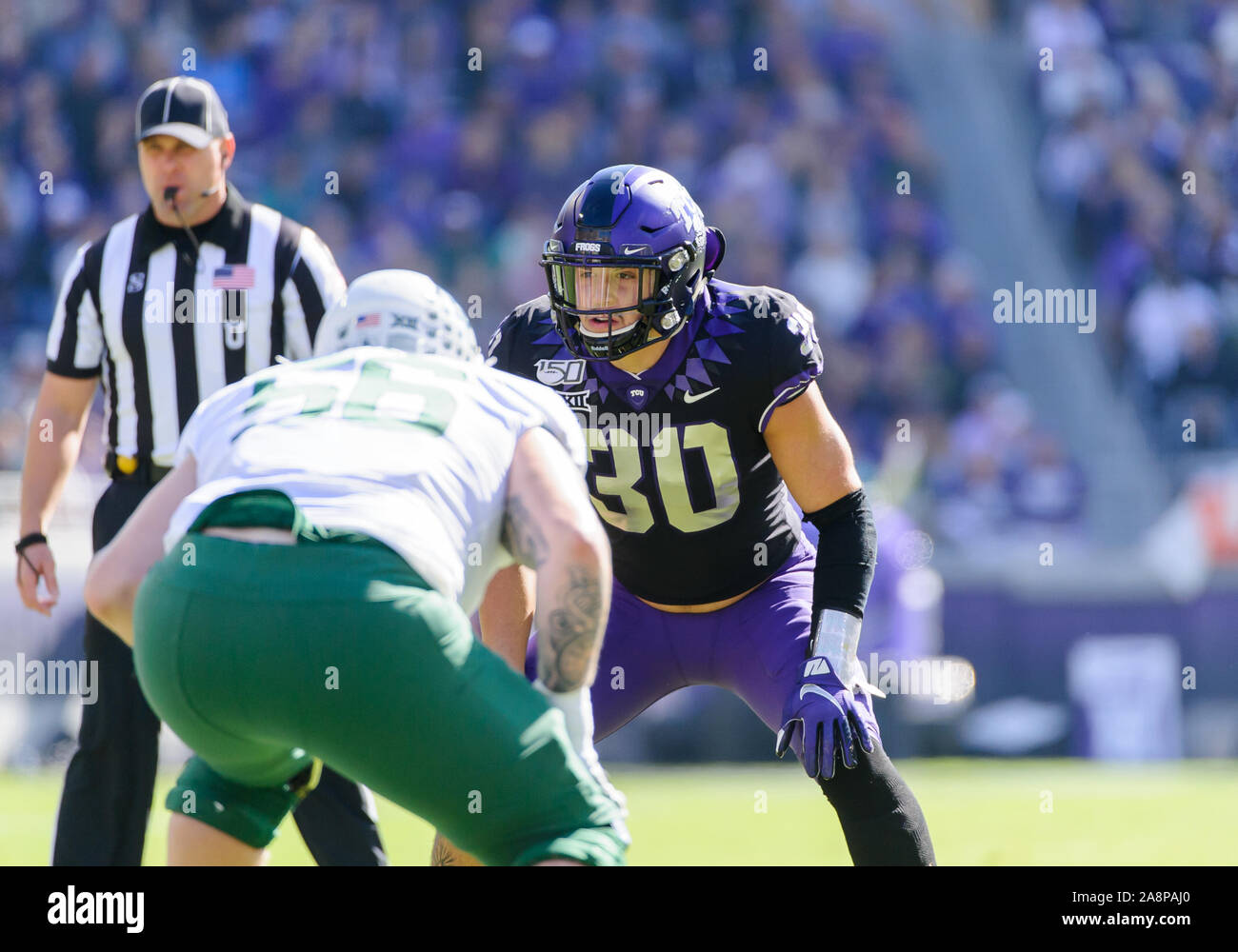 9. November 2019: TCU Horned Frogs linebacker Garret Wälzen (30) schaut auf die Handlung während der ersten Hälfte der NCAA Football Spiel zwischen Baylor Bears und der TCU Horned Frogs an Amon G. Carter Stadion in Fort Worth, Texas. Matthew Lynch/CSM Stockfoto