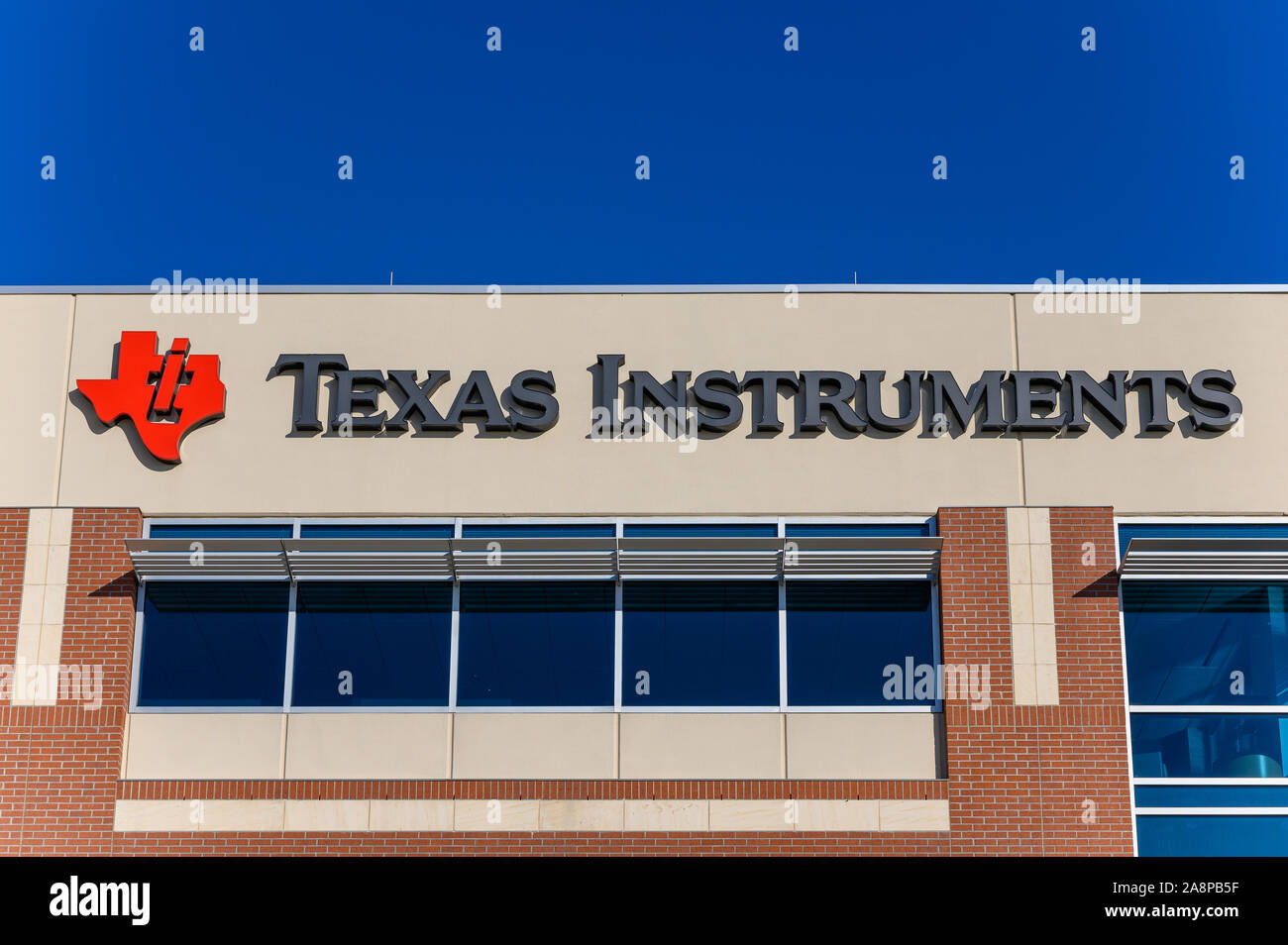 Sugar Land, Texas - Nov 9, 2019: Texas Instruments Sugar Land. TI ist ein US-amerikanischer Technologie Unternehmen, entwickelt und fertigt semiconduct Stockfoto