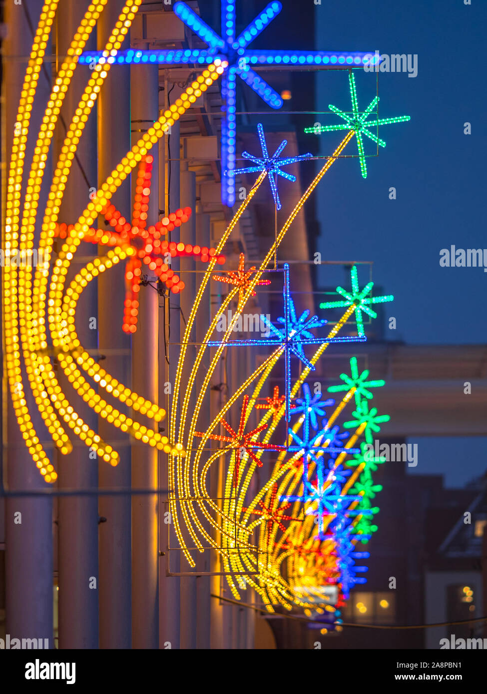 Beleuchtete Dezember Dekoration auf der Straße von einem Mall in den Niederlanden Stockfoto