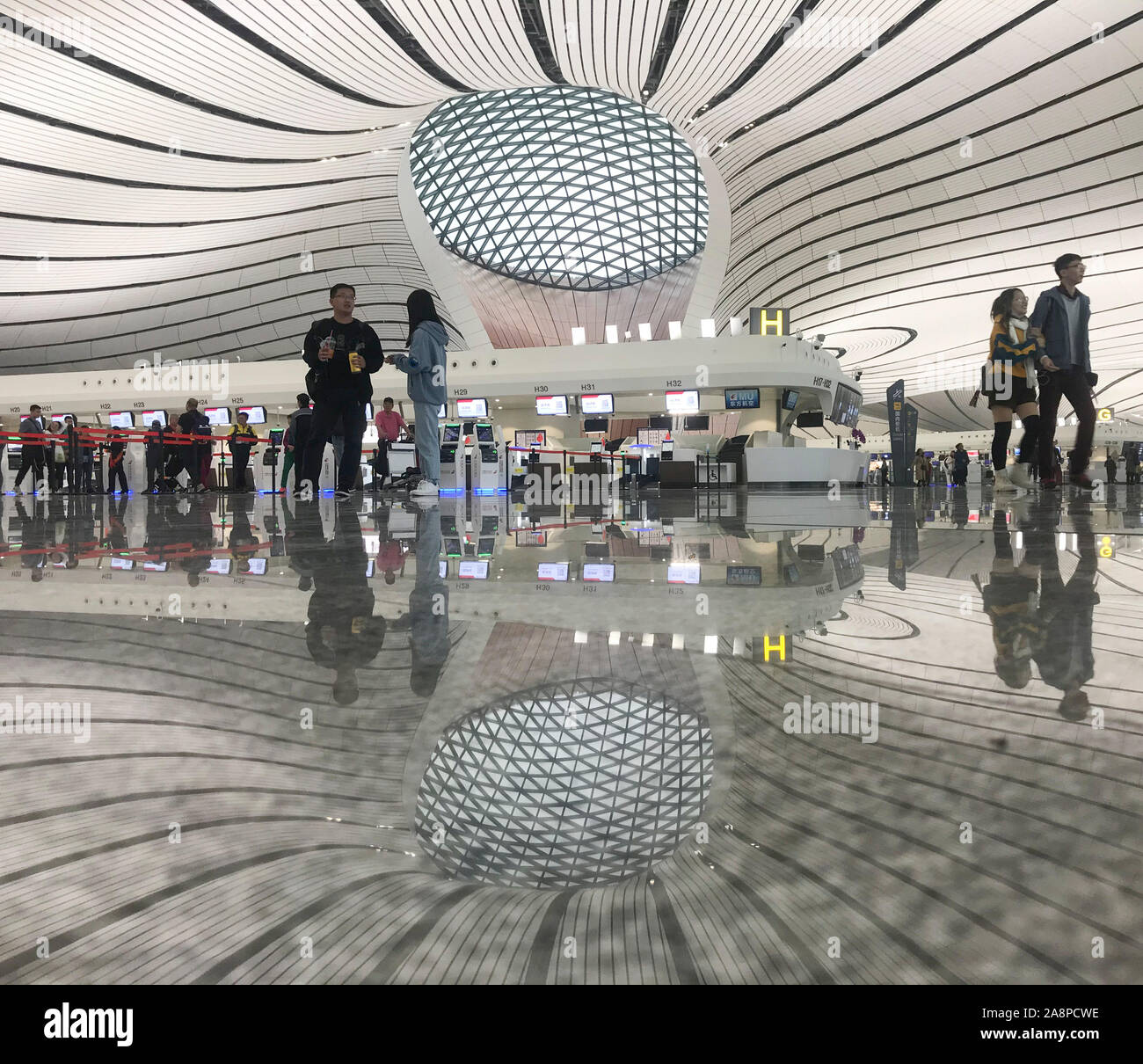 (191110) - Peking, 10. November 2019 (Xinhua) - Mobile Photo zeigt das Interieur der Pekinger Daxing internationalen Flughafen in Peking, der Hauptstadt von China, Okt. 19, 2019. (Xinhua / Ding Hongfa) Stockfoto