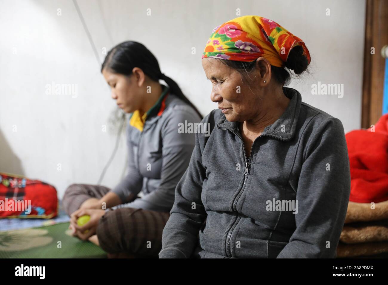 Hanoi. 8. November, 2019. Cao Huy Thanh's Mutter (R) und Frau sind dargestellt in dem Zentralvietnamesischen Provinz Nghe An, November 8, 2019. Thanh, der zu den 39 vietnamesischen Staatsangehörigen tot in einem Lastwagen in Essex, Großbritannien gefunden, war der Ernährer einer Familie mit vier Kindern. Gehen MIT "Funktion: Nicht mehr solche Tragödien - Geschichten hinter Essex Lkw Todesfälle" Credit: Wang Di/Xinhua/Alamy leben Nachrichten Stockfoto