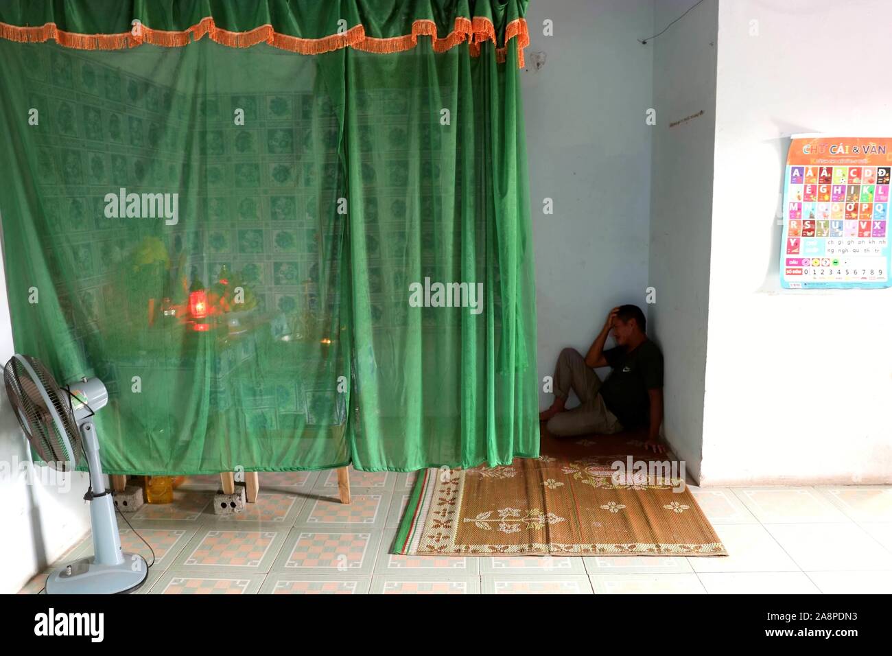 Hanoi. 8. November, 2019. Cao Huy Thanh der ältere Bruder trauert vor Thanh der Altar in Vietnams zentrale Provinz Nghe An, November 8, 2019. Thanh, der zu den 39 vietnamesischen Staatsangehörigen tot in einem Lastwagen in Essex, Großbritannien gefunden, war der Ernährer einer Familie mit vier Kindern. Gehen MIT "Funktion: Nicht mehr solche Tragödien - Geschichten hinter Essex Lkw Todesfälle" Credit: Wang Di/Xinhua/Alamy leben Nachrichten Stockfoto