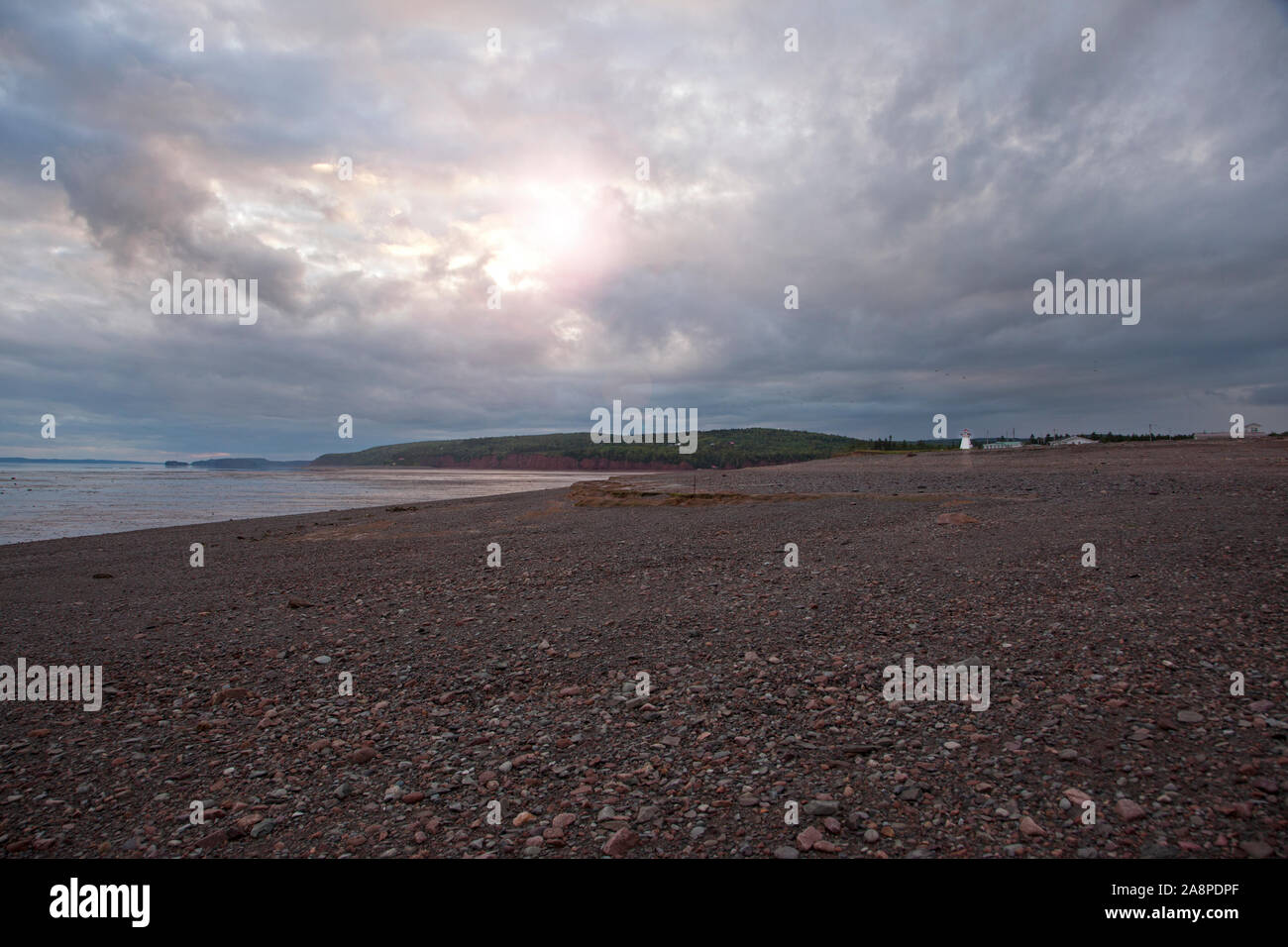 August 18, 2019 - 5 Inseln, Nova Sctia - wunderschöner Strand mit himmlischen Sonnenuntergang mit Schattierungen von Blau und Lila in Nova Scotia mit Leuchtturm Stockfoto