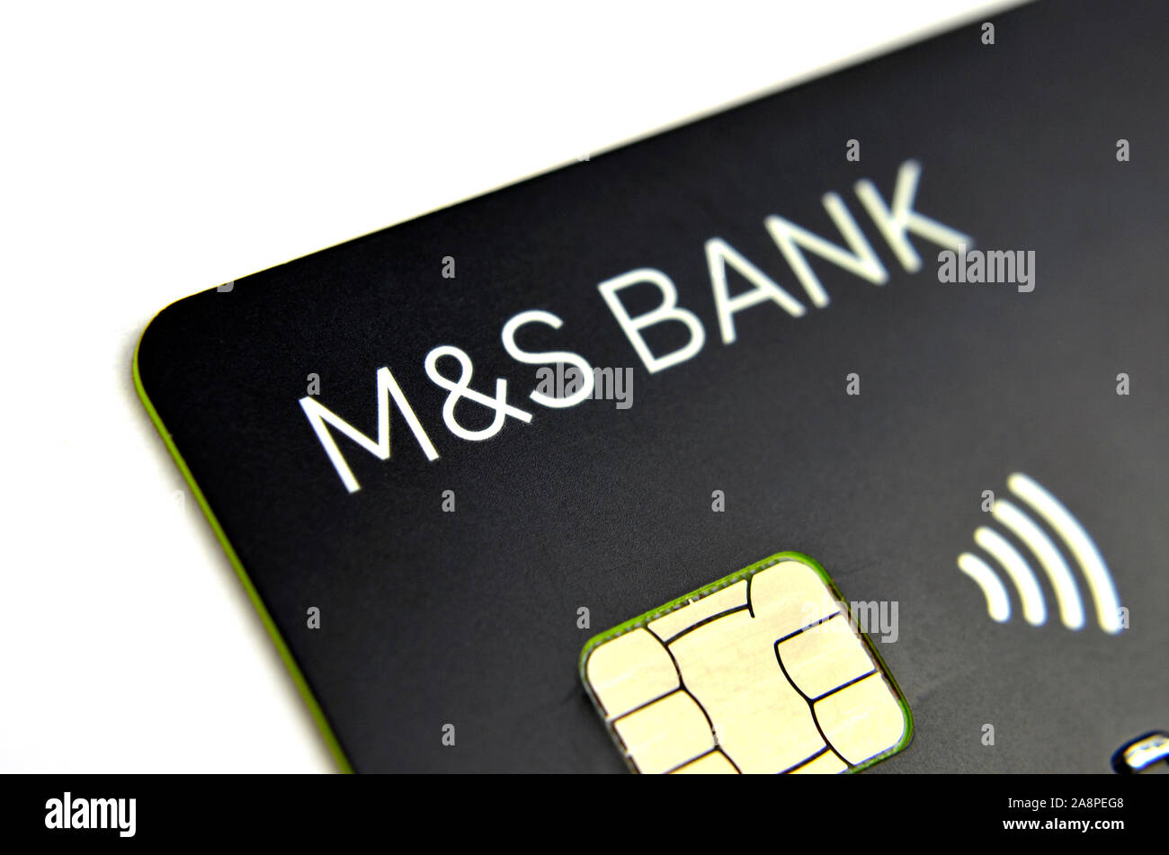 Ecke von M&S bank Kreditkarte auf einem weißen Hintergrund. Foto mit selektiven Fokus. Stockfoto