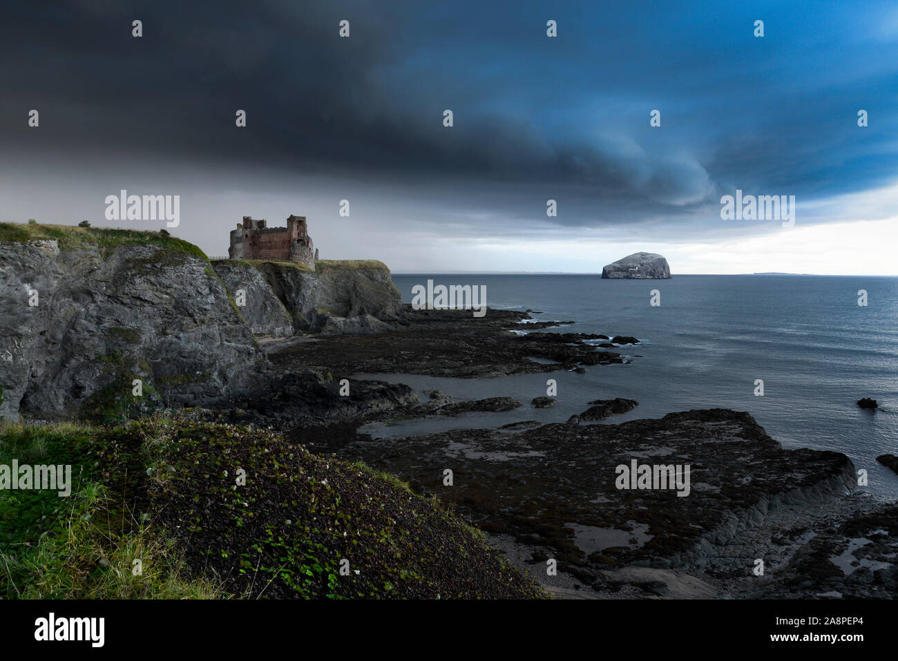 Tantallon Castle, Mitte des 14. Jahrhundert Festung, östlich von North Berwick, in East Lothian, Schottland mit Blick auf den Firth-of-Forth und der Bass Rock. Stockfoto