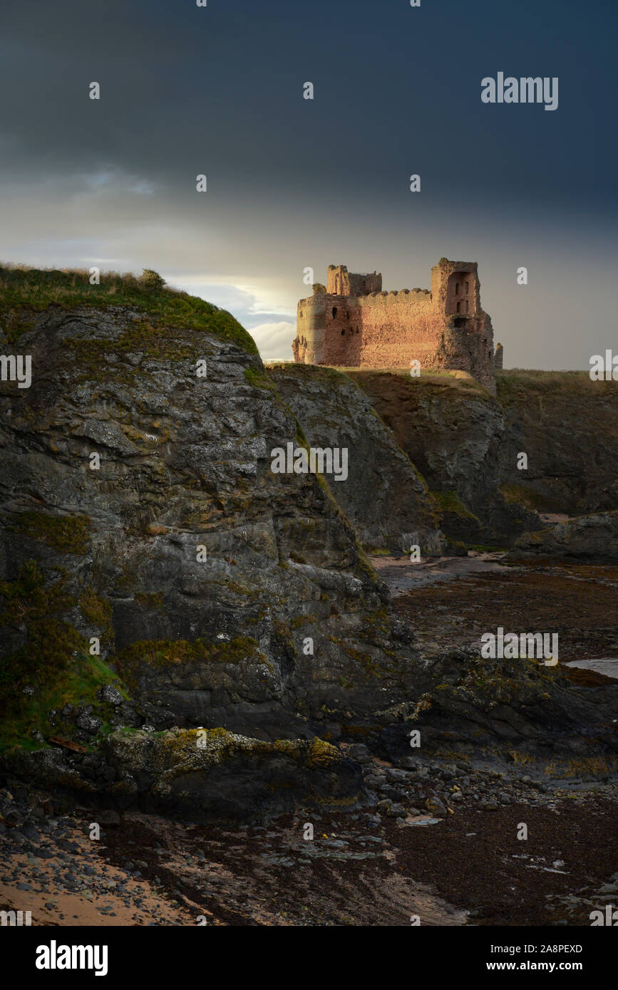 Die Ruinen von Tantallon Castle sitzen auf einem predomatory mit Blick auf den Firth von weiter an der schottischen Ostküste. Stockfoto