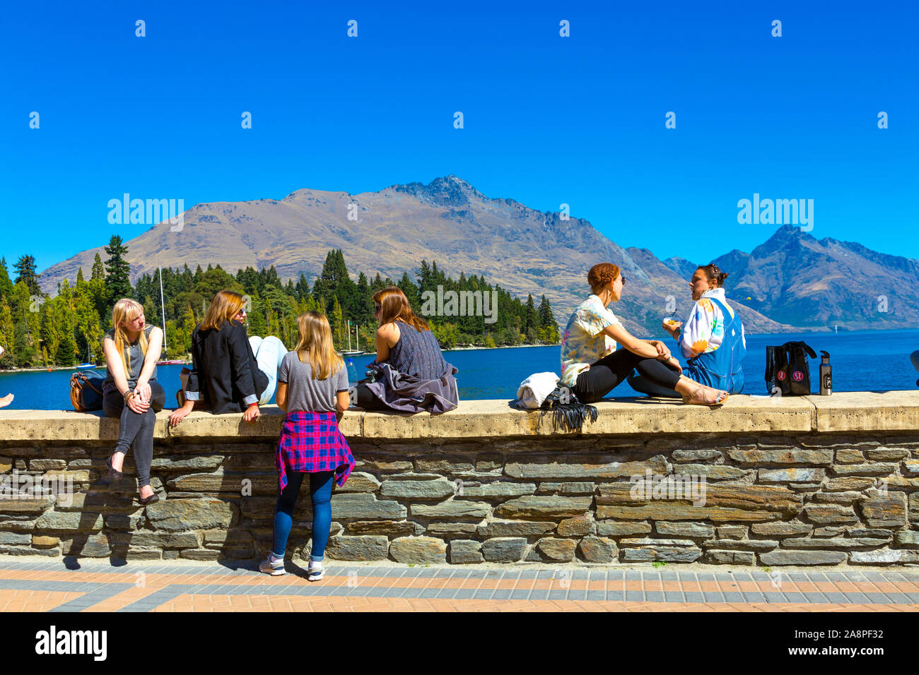 Menschen entspannen an der Waterfront in Queenstown, Neuseeland Stockfoto