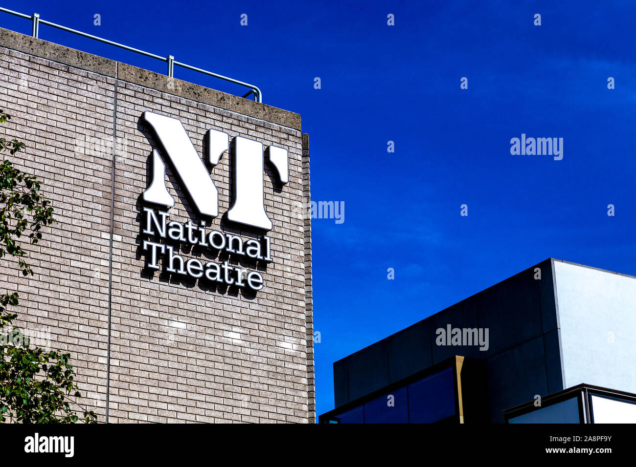 National Theater Logo oben auf dem Gebäude in South Bank, London, UK Stockfoto