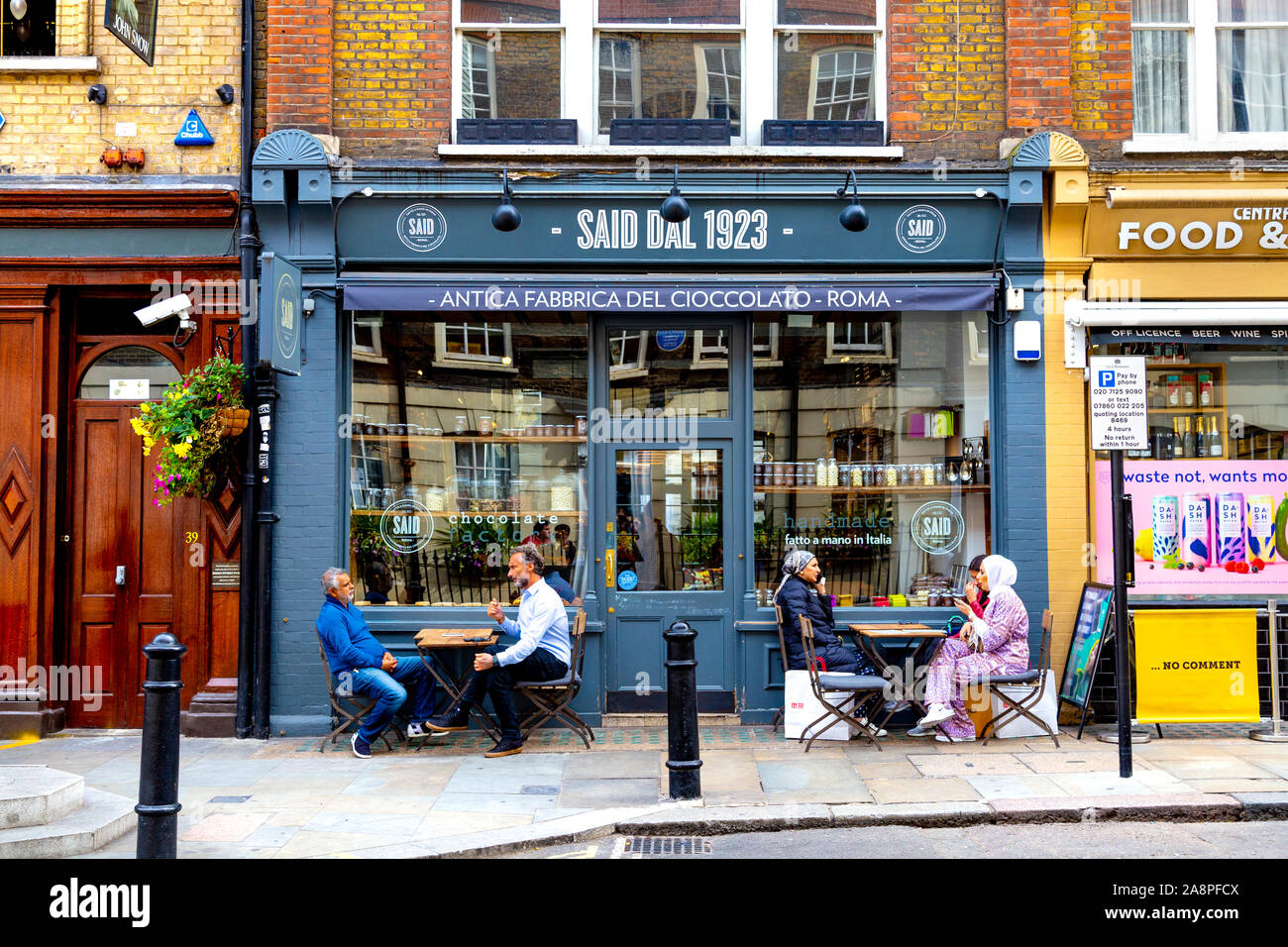 Leute draußen trinken sagte dal Schokolade Shop 1923 und Cafe in Soho, London, UK Stockfoto