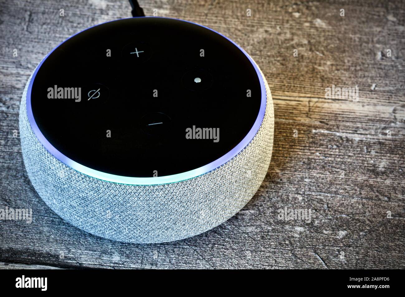Amazon Echo Dot (3. Generation) - Smart-Lautsprecher mit Alexa Stockfoto