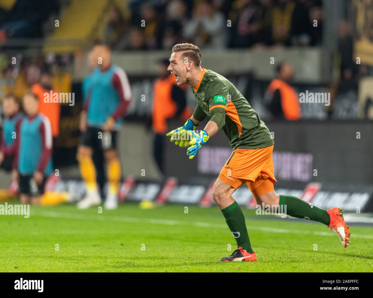 Dresden, Deutschland. 08 Nov, 2019. 2. Fussball Bundesliga, SG Dynamo Dresden - SV Wehen Wiesbaden, 13.Spieltag, im Rudolf Harbig Stadion. Dynamos Torwart Kevin Broll gestikulierte. Credit: Robert Michael/dpa-Zentralbild/dpa - WICHTIGER HINWEIS: In Übereinstimmung mit den Anforderungen der DFL Deutsche Fußball Liga oder der DFB Deutscher Fußball-Bund ist es untersagt, zu verwenden oder verwendet Fotos im Stadion und/oder das Spiel in Form von Bildern und/oder Videos - wie Foto Sequenzen getroffen haben./dpa/Alamy leben Nachrichten Stockfoto