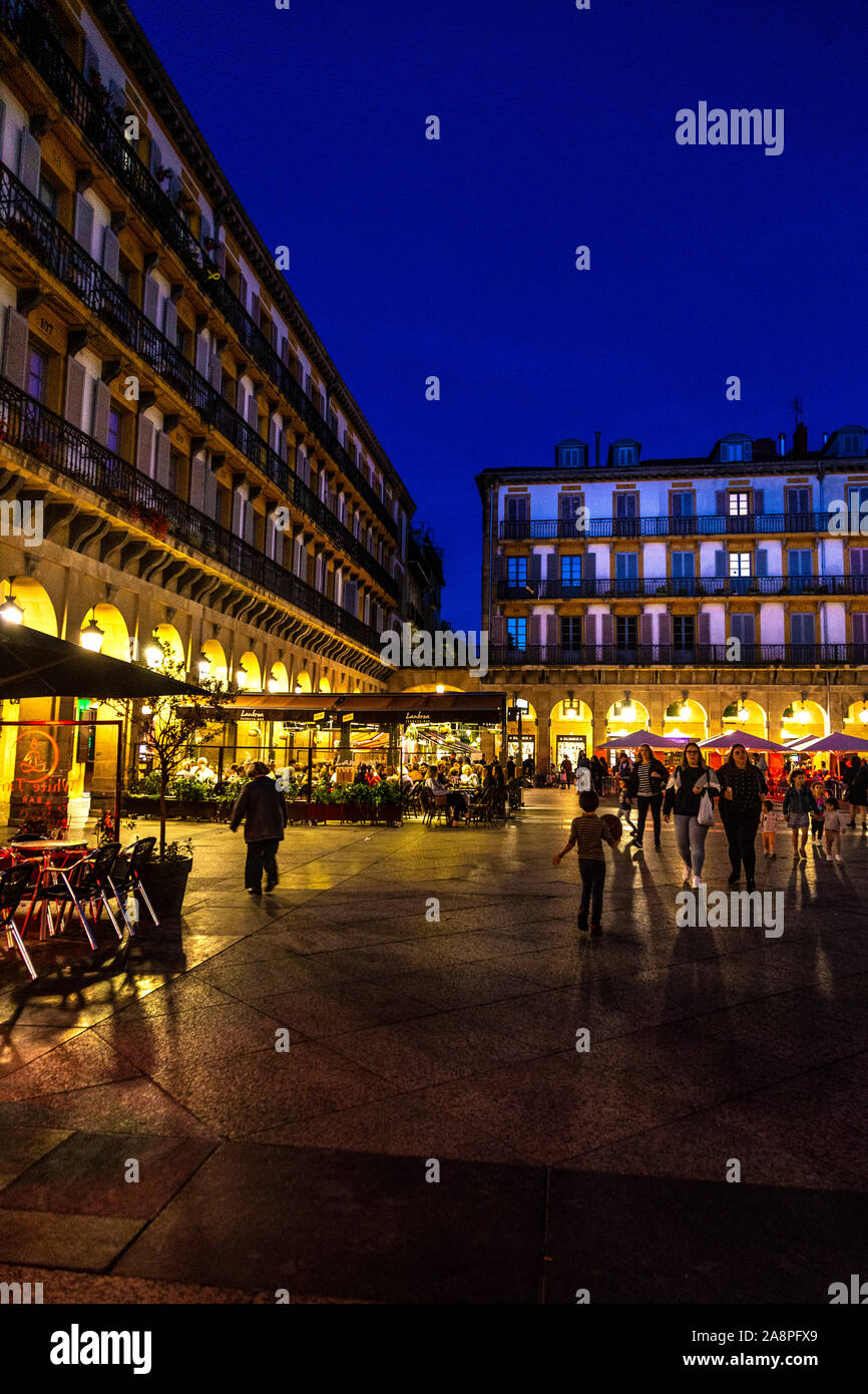 Plaza de la Constitución in der Altstadt bei Nacht, San Sebastian, Spanien Stockfoto