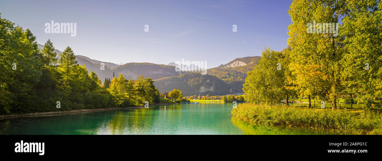Schöne Panoramaaussicht in der Nähe der Lungern, Schweiz. See und Park, in den Bergen und Wald, sonnigen Tag, Herbst. Stockfoto