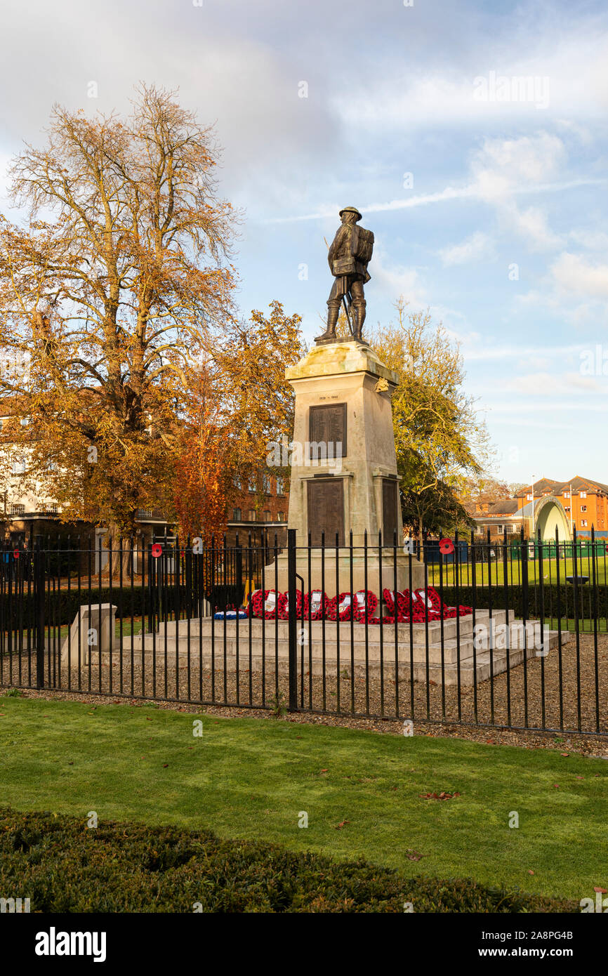 Maurach am Achensee Royal British Legion Erinnerung Sonntag Parade, 10. November 2019, kommt um das Kriegerdenkmal in Bradford-on-Avon Park, Wiltshire GROSSBRITANNIEN Stockfoto
