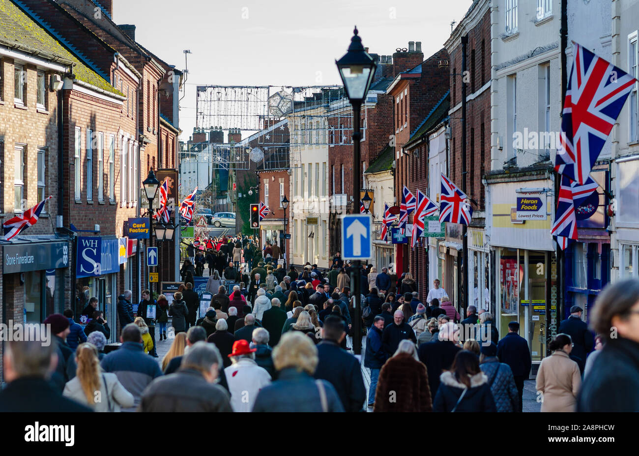 Foto einer gedrängten Straße in einem kleinen britischen Stadt nach der Erinnerung Tag der Parade in Stein, Staffordshire, Großbritannien. Stockfoto