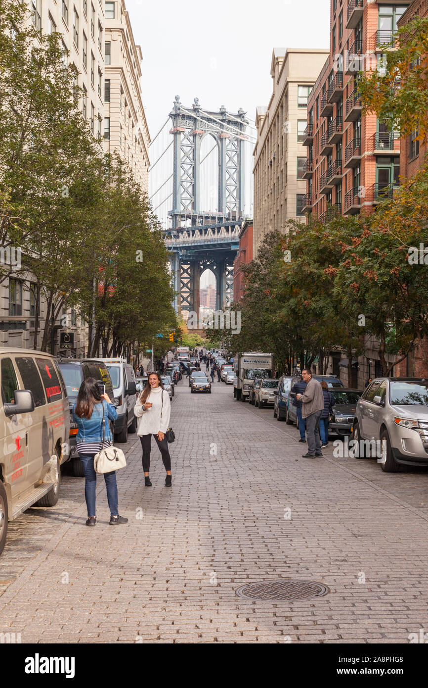 Manhattan Bridge aus Washington Street, Dumbo, Brooklyn, New York, Vereinigte Staaten von Amerika fotografiert. Stockfoto