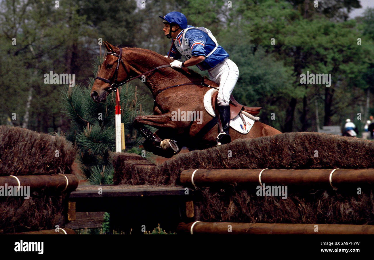 Michel Bouquet (FRA) Fahrten Newport AA über ein Hindernis bei der CCI*** Saumur 1992 Stockfoto