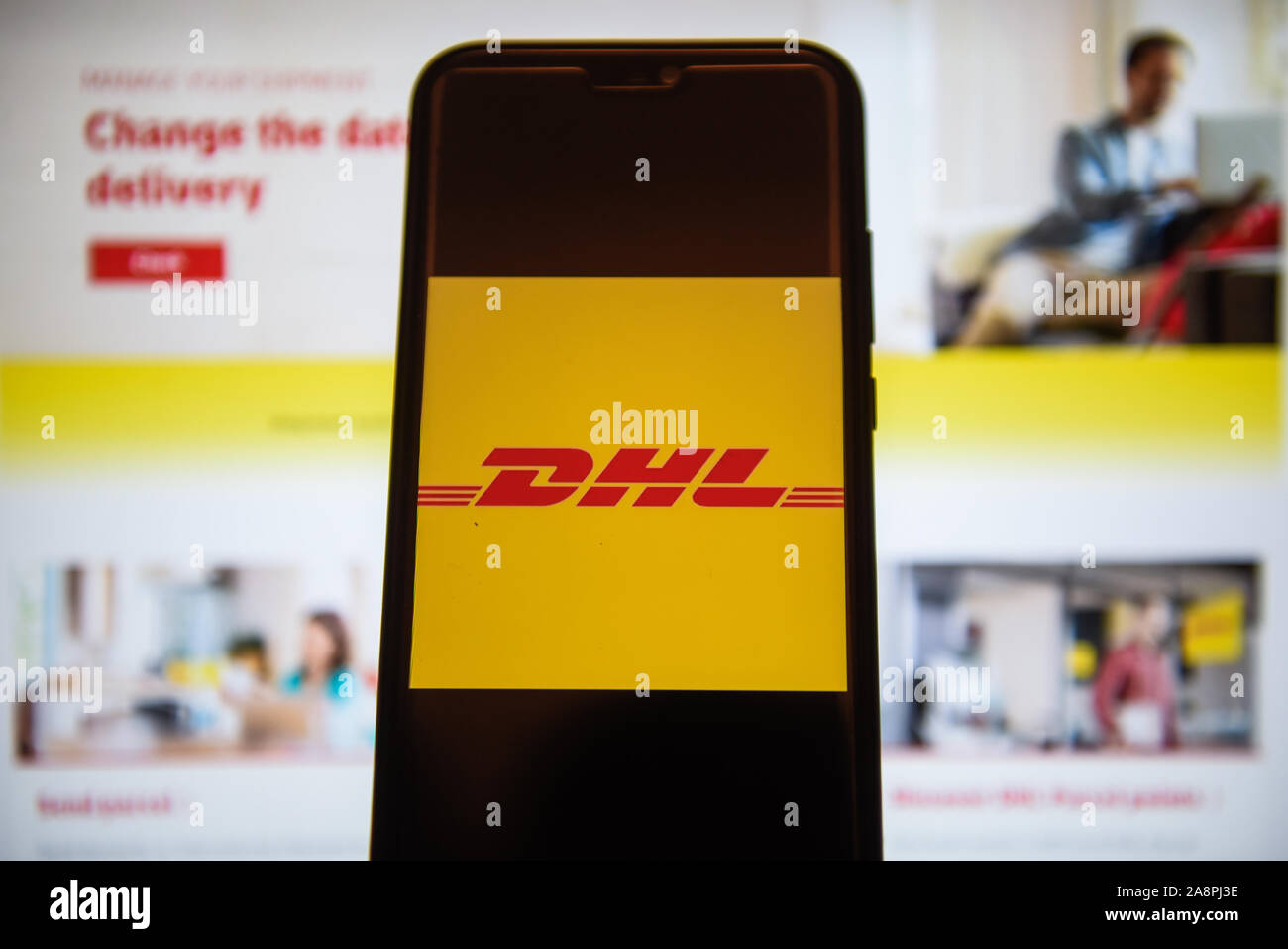 In diesem Foto Illustration eine DHL-Logo wird auf einem Smartphone. Stockfoto