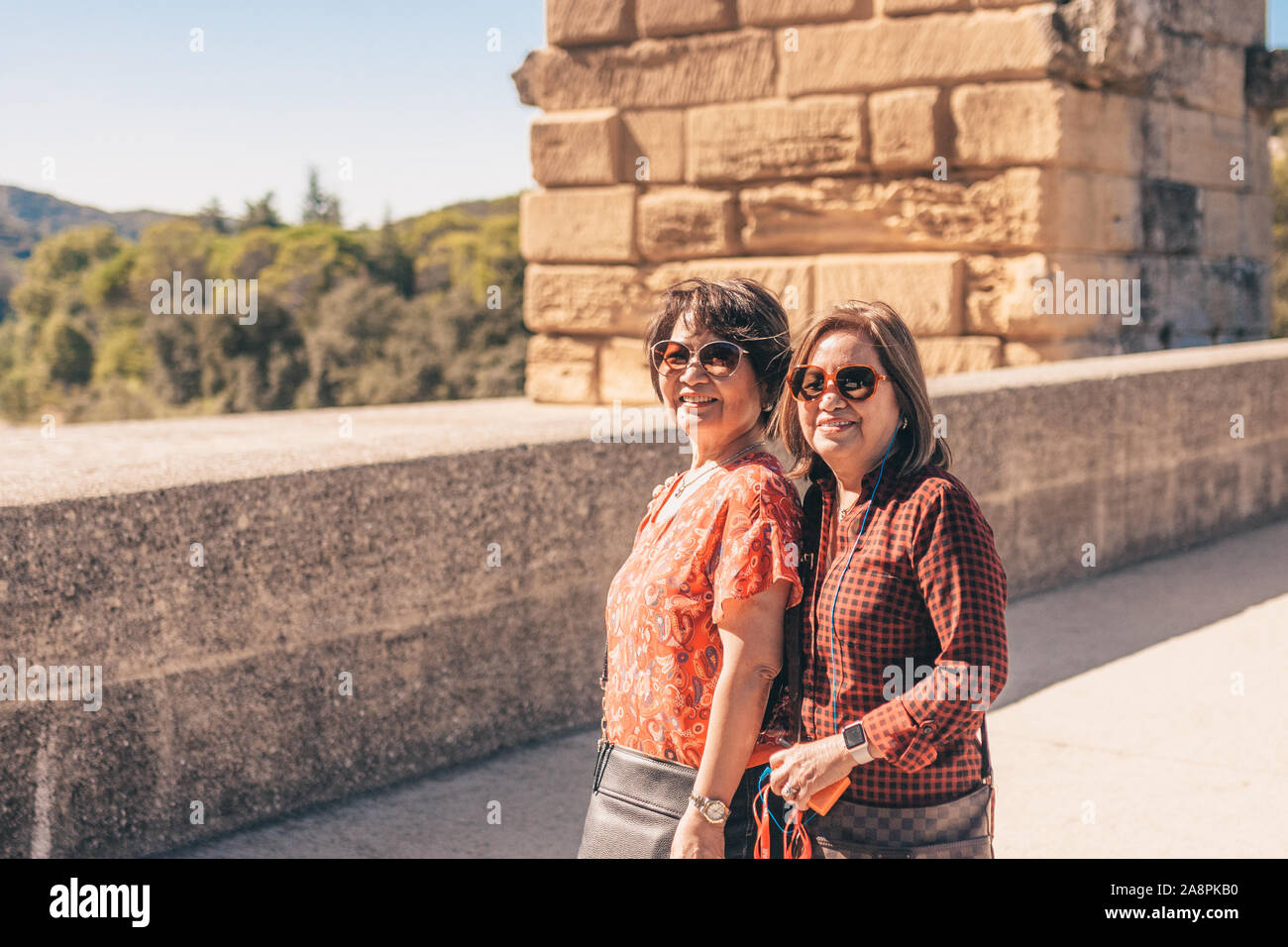Vers-Pont-du-Gard, Gard/royal/Frankreich - September 26, 2018: Ein paar der Mädchen von Touristen der asiatischen Aussehen sind gegen den hinterg fotografiert. Stockfoto
