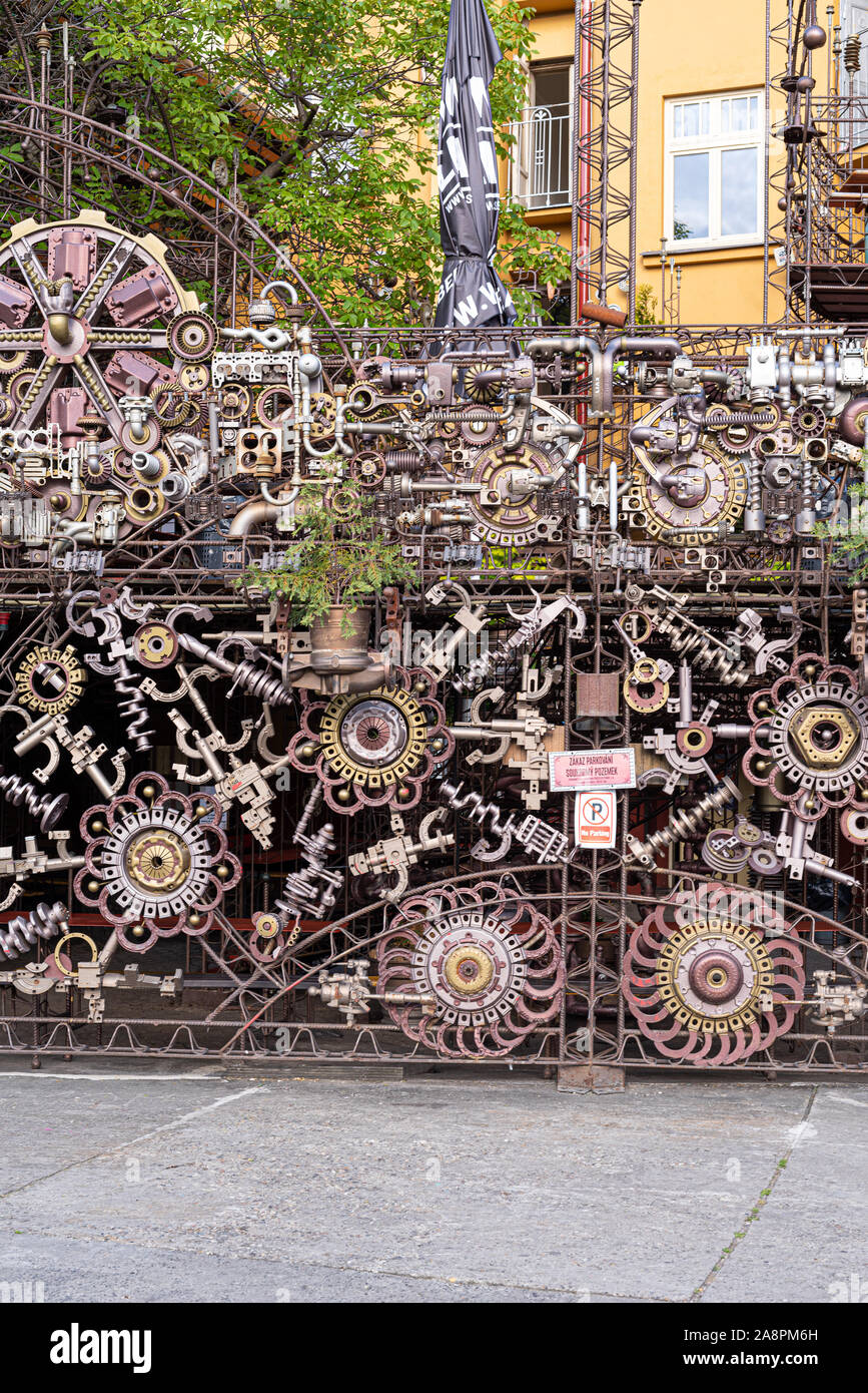 Prag, Tschechische Republik, 05/14/2019: Der Eingang zum Cross Club in Prag, einem berühmten Ort der Unterhaltung, Disco, Restaurant und Live Musik Stockfoto