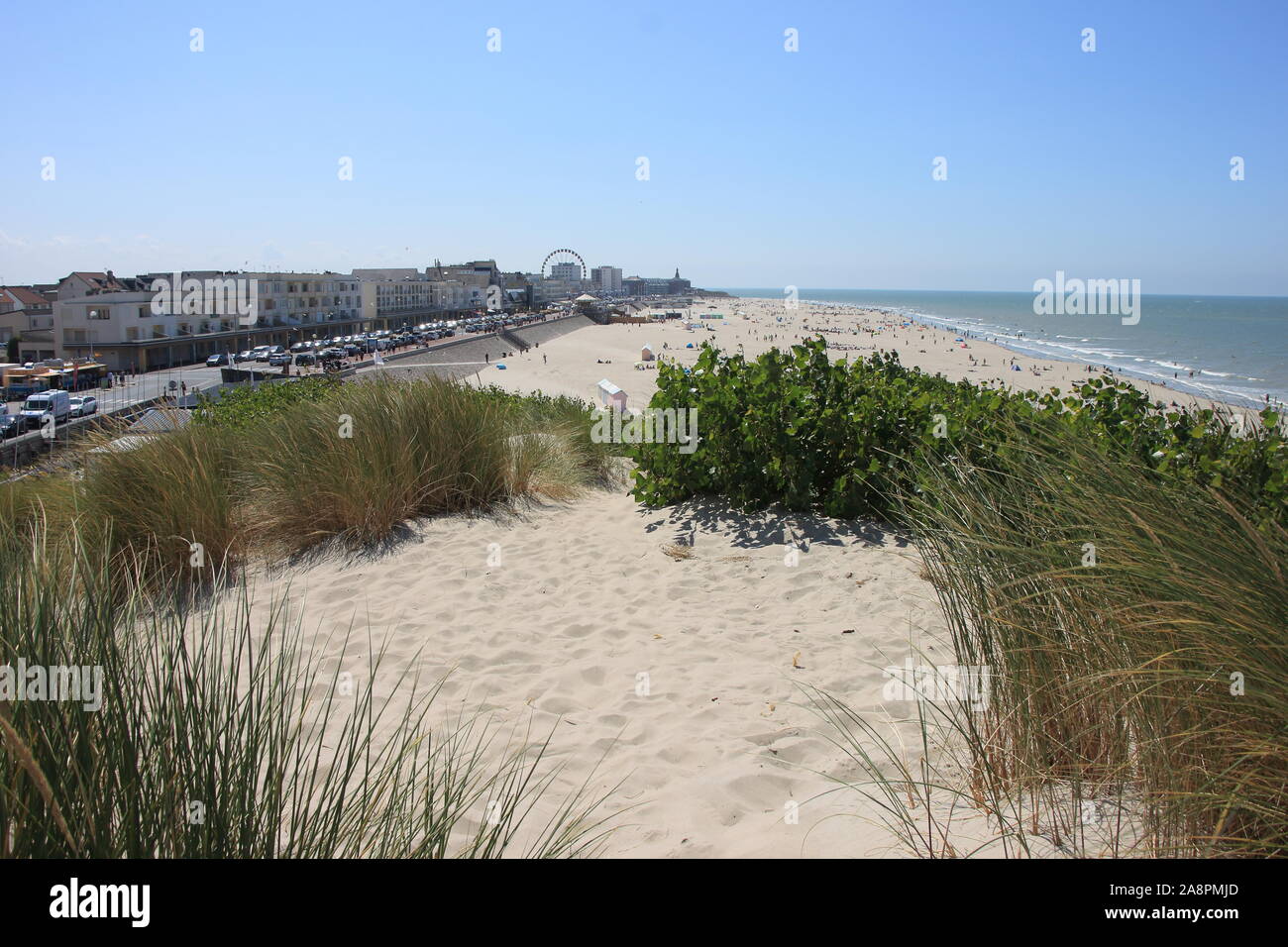 Das Foto wurde von der Spitze der Dünen. Strand und Stadt von Berck, Frankreich. Stockfoto