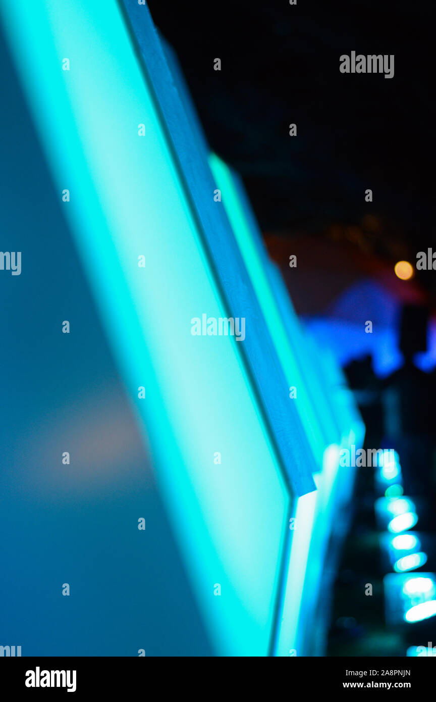 Fantastische neon blau Licht, abstrakten Hintergrund aus geometrischen Licht Installation kopieren Sie Raum für Design und Text Stockfoto