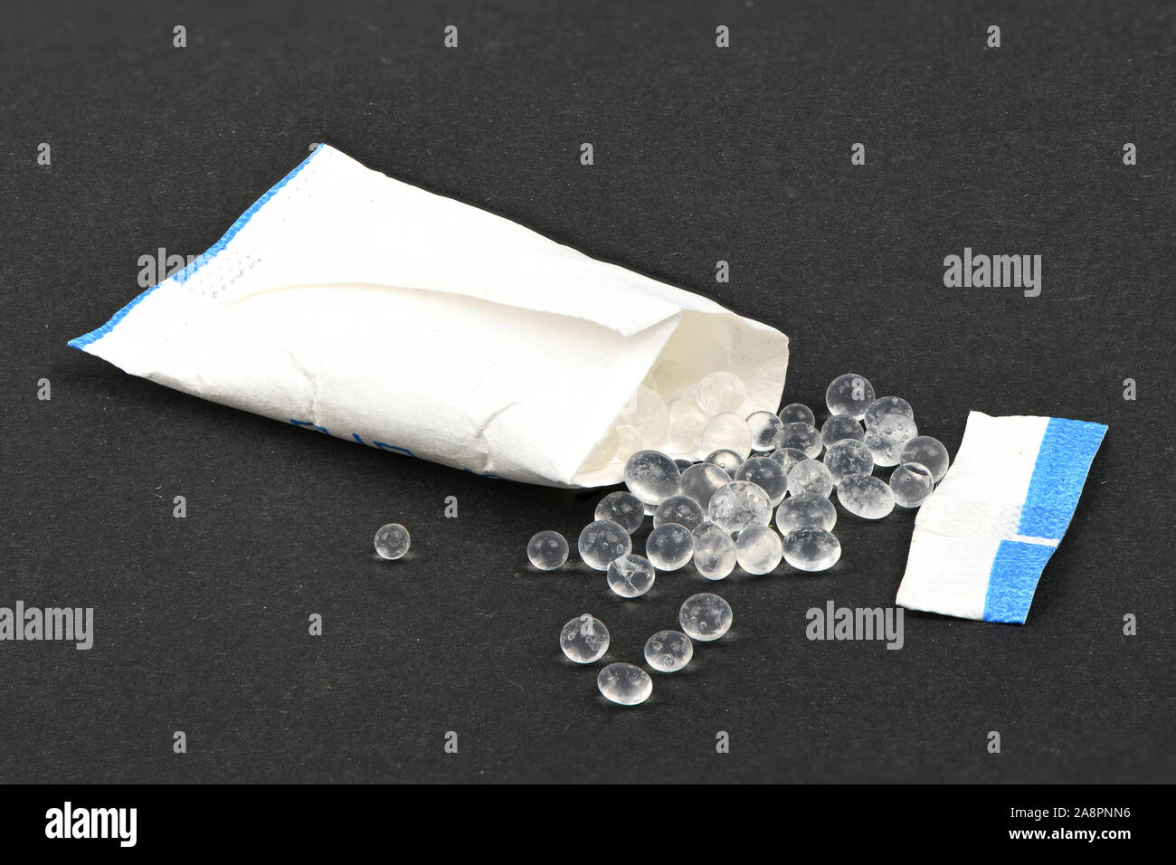 Polymer Pellets. Stapel von Kieselgel. Auf einem schwarzen Hintergrund. Hochauflösendes Foto. Volle Tiefenschärfe. Stockfoto