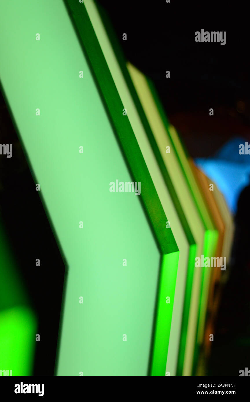 Abstrakte vertikale Hintergrund aus geometrischen grünen Neonlicht, kopieren Sie Platz für Ihren Text und Design Stockfoto