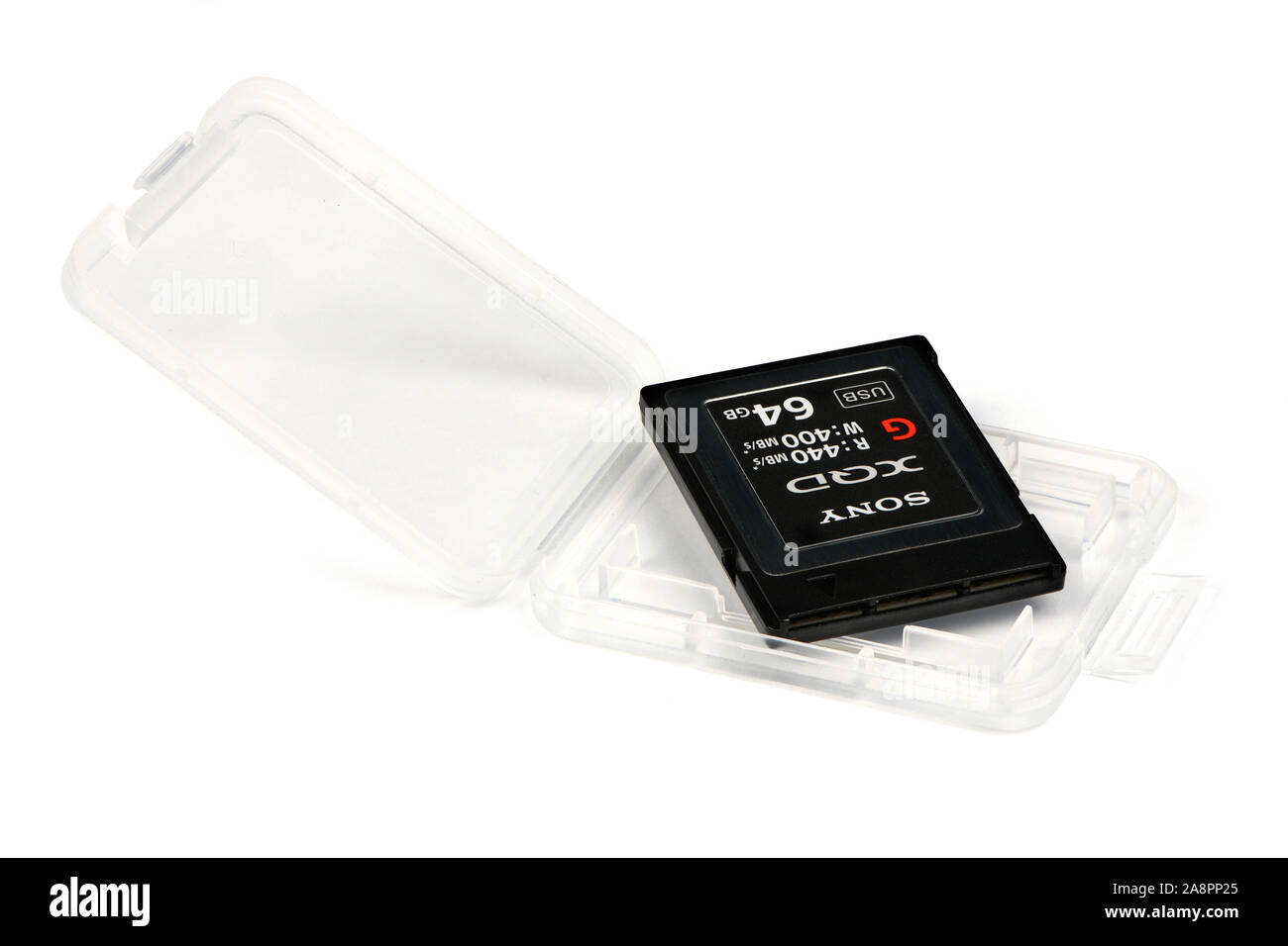 Winniza, Ukraine - 9 November, 2019: Ein Editorial der Foto aus einem Studio Shot: Moderne professionelle Sony 64 GB Speicherkarte XQD Serie G 400 MB/s Memor Stockfoto