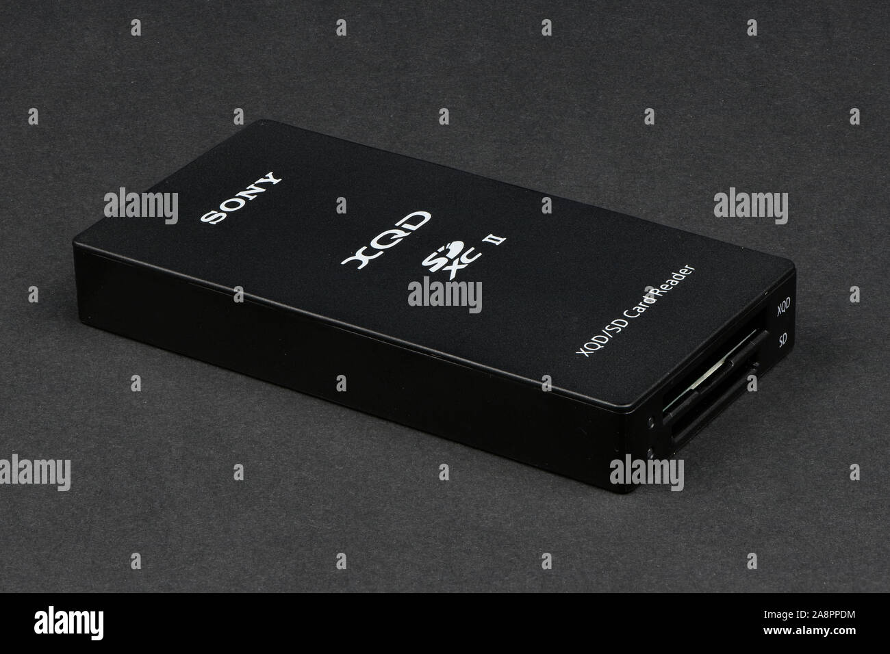 Winniza, Ukraine - 9 November, 2019: Ein Editorial der Foto aus einem Studio Shot: MRW-E90/BC2Sony XQD/SD-Kartenleser USB3.0 PRODUKT HIGHLIGHTS USB 3. Stockfoto