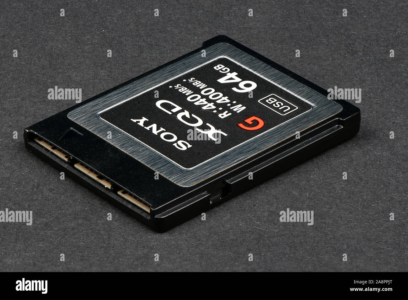 Winniza, Ukraine - 9 November, 2019: Ein Editorial der Foto aus einem Studio Shot: Moderne professionelle Sony 64 GB Speicherkarte XQD Serie G 400 MB/s Memor Stockfoto