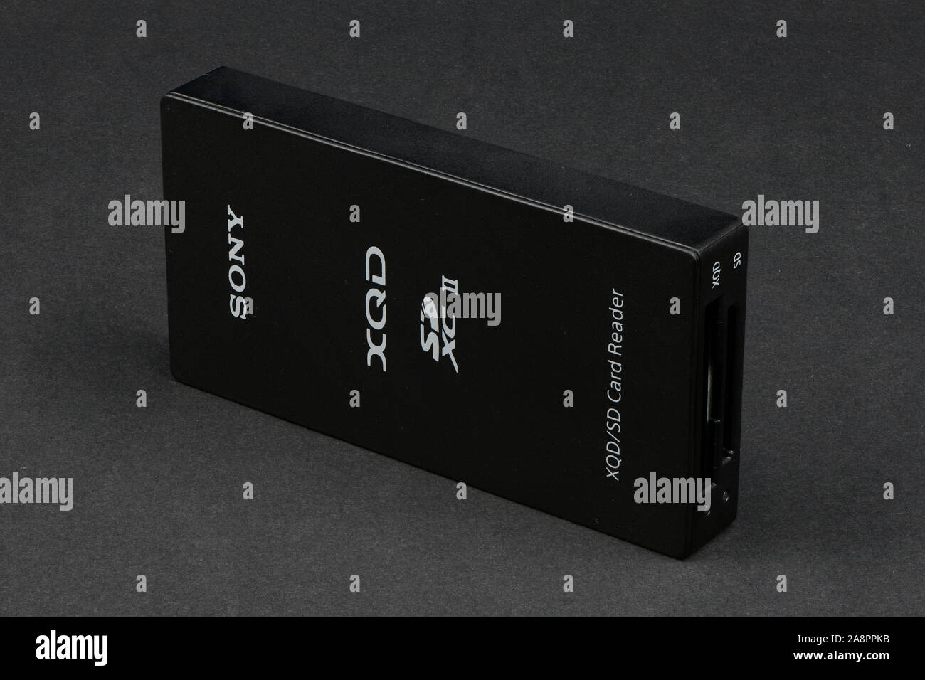 Winniza, Ukraine - 9 November, 2019: Ein Editorial der Foto aus einem Studio Shot: MRW-E90/BC2Sony XQD/SD-Kartenleser USB3.0 PRODUKT HIGHLIGHTS USB 3. Stockfoto