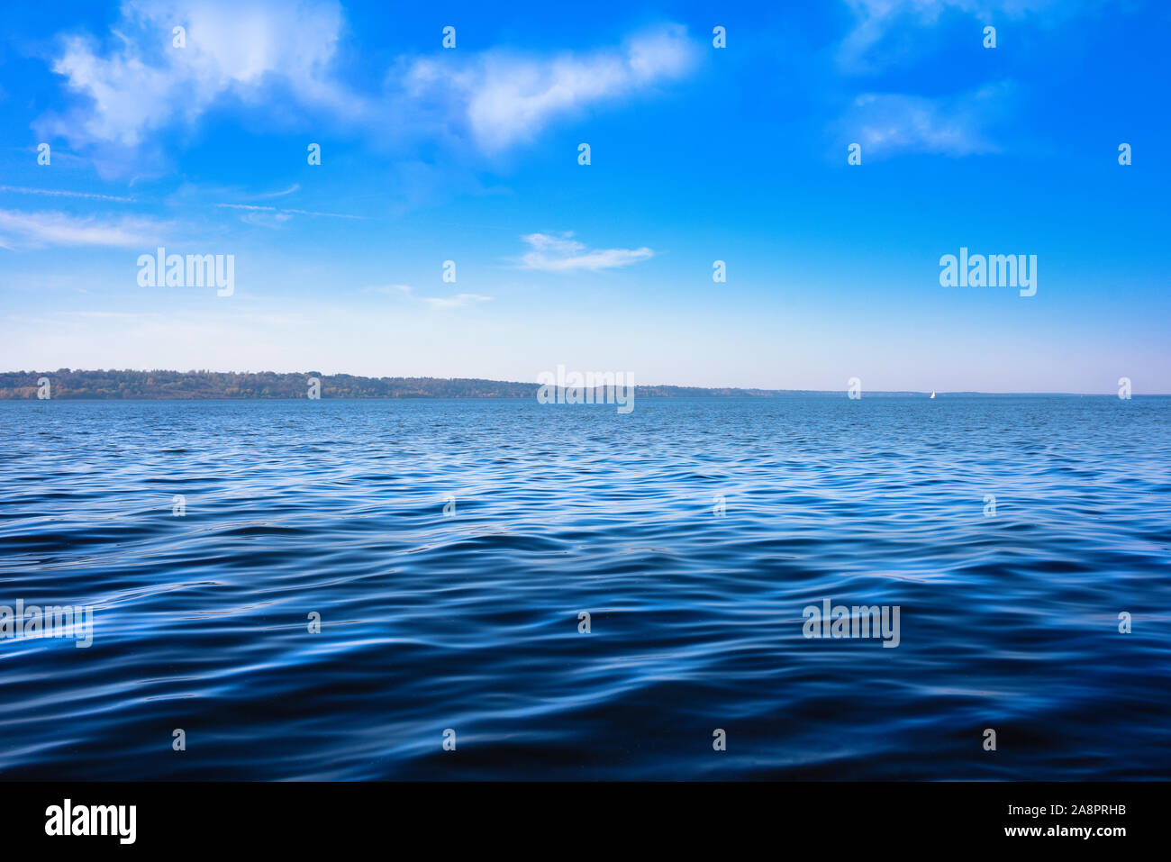 Meereslandschaft mit Meer und fast klaren tiefblauen Himmel - Hintergrund Stockfoto