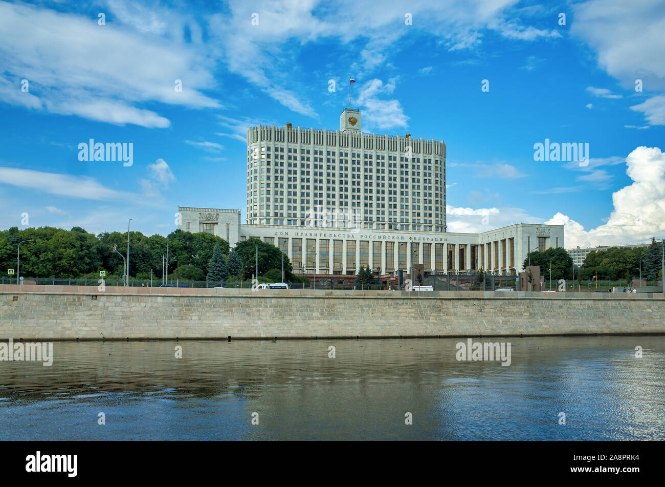 Moskau, Russland - Juli 11, 2018: Ansicht der Krasnopresnenskaya Damm und das Gebäude der Regierung der Russischen Föderation Stockfoto