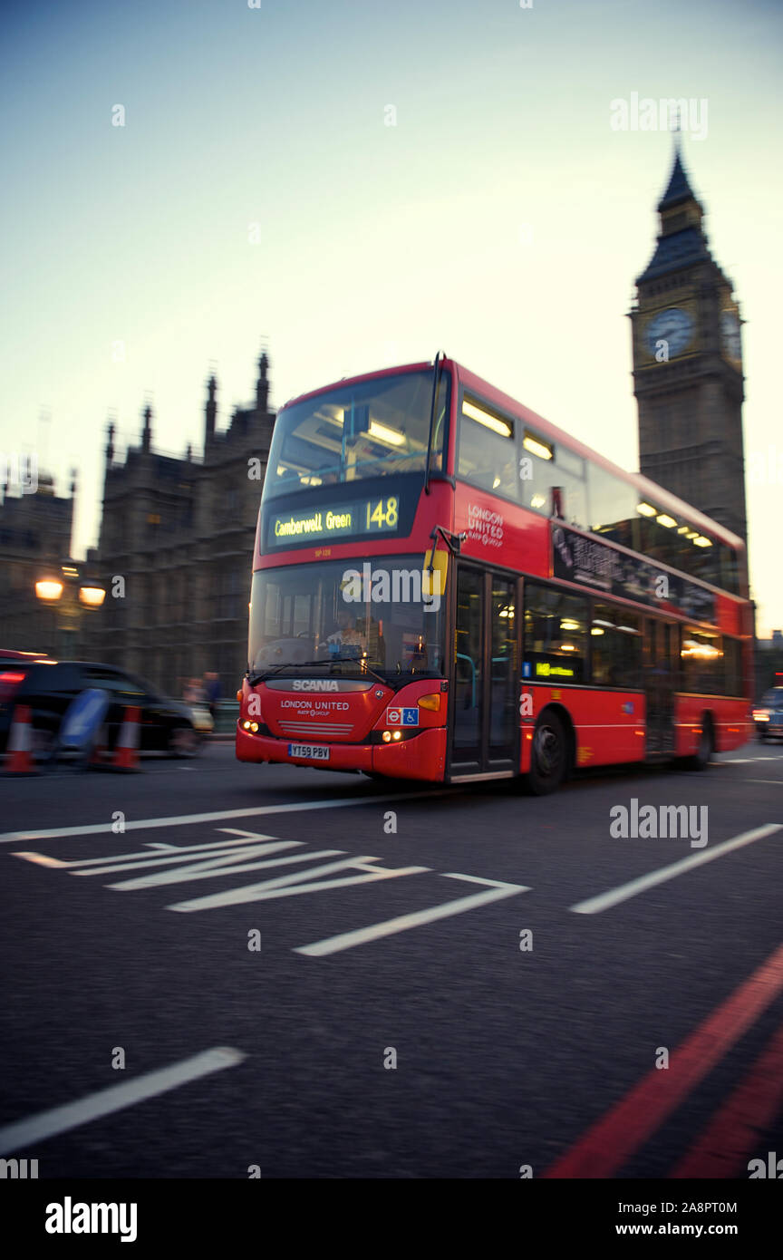 LONDON - OKTOBER 3, 2011: Moderne roten Doppeldecker Bus übergibt Big Ben und die Houses of Parliament in Westminster Bridge. Stockfoto