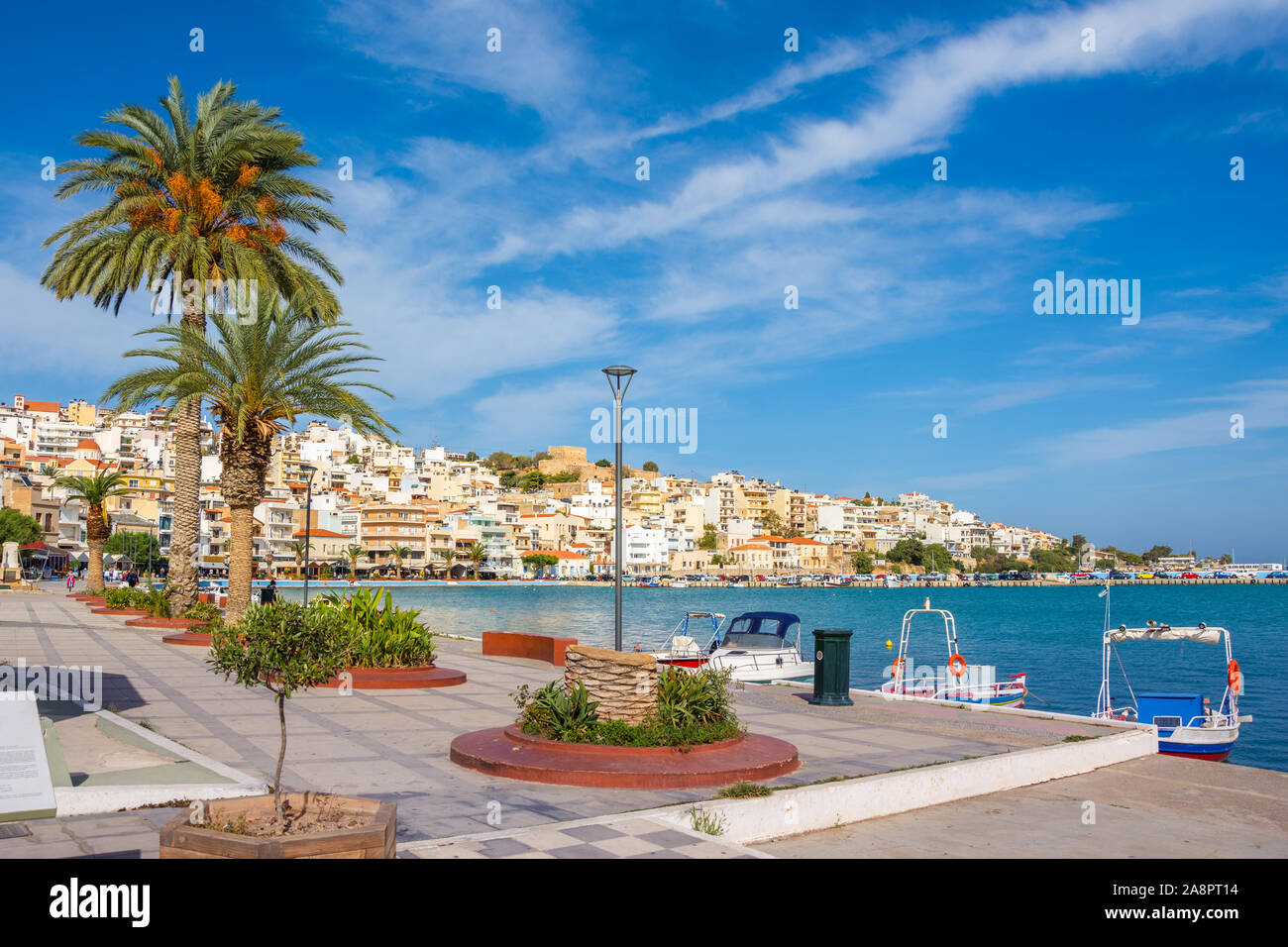 Die pictursque Hafen von Sitia, Kreta, Griechenland bei Sonnenuntergang. Sitia ist eine traditionelle Stadt im Osten der Insel Kreta, in der Nähe des Strandes von Palmen, Vai. Stockfoto