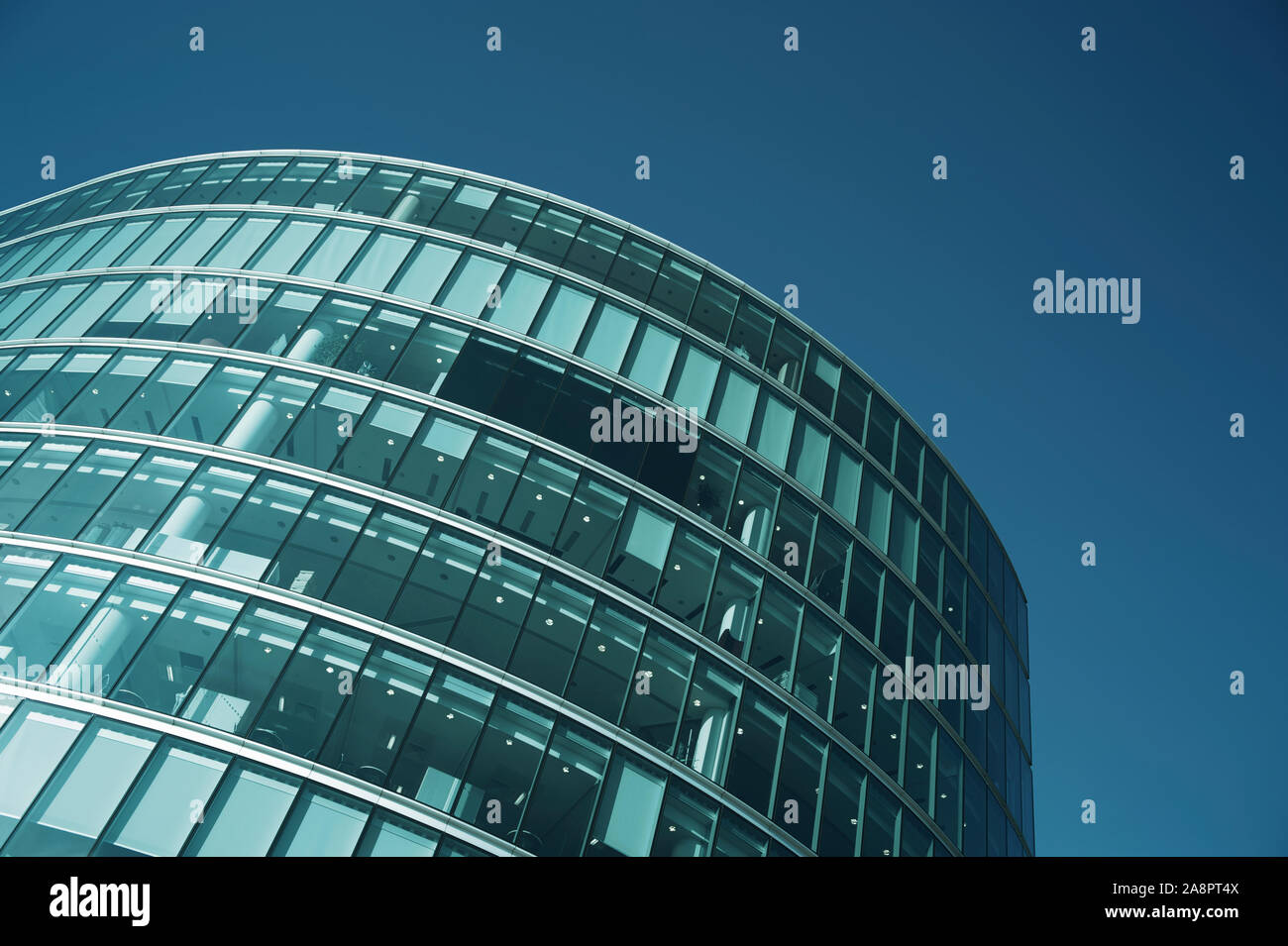 Nahaufnahme der Außenseite des abgerundeten Glaskerpers unter blauem Himmel Stockfoto