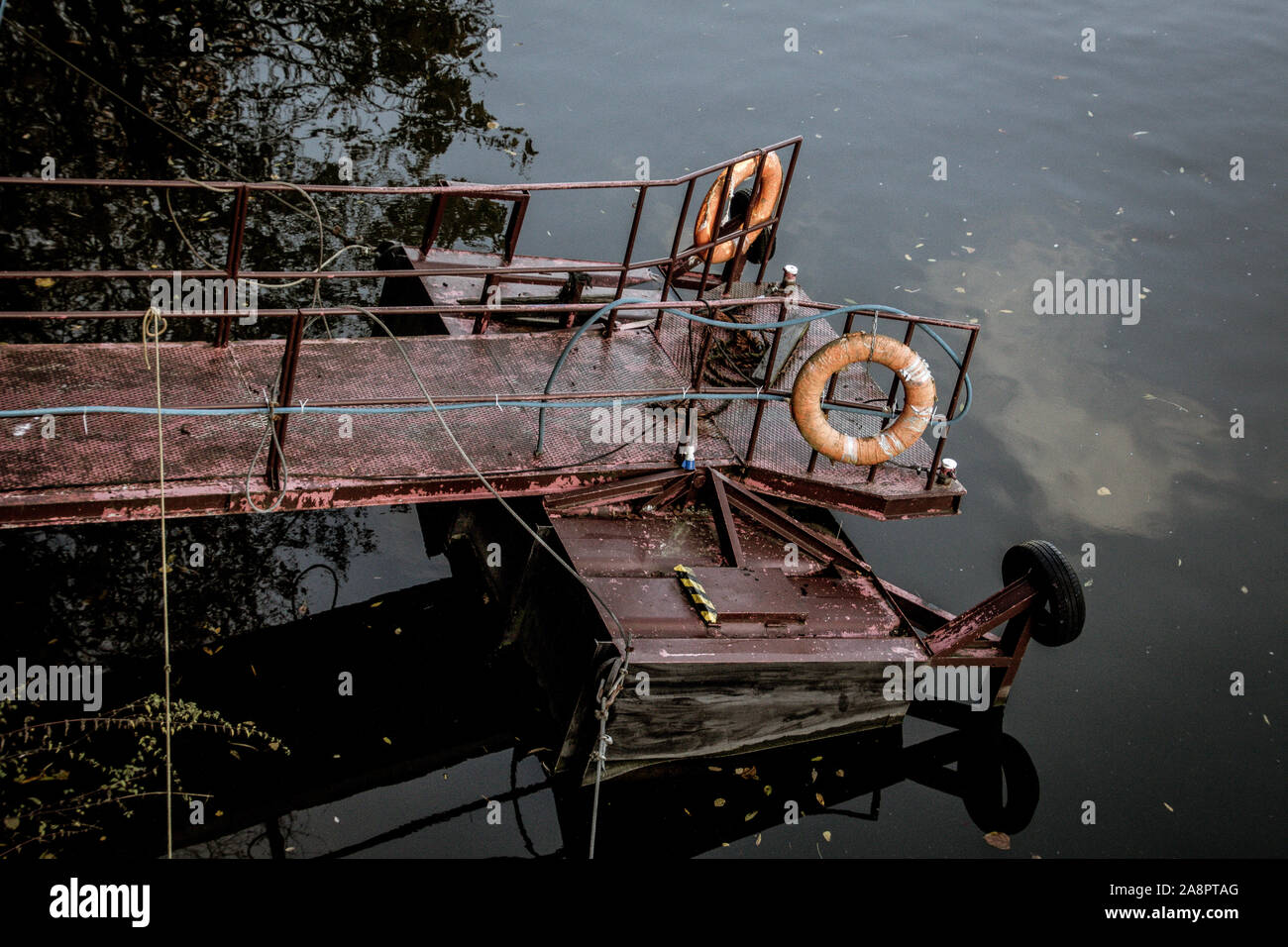 Bei einem Spaziergang durch die kultigen 70er Jahre Gebäude Ihmezentrum in November 2019. Kleine Pier oder Anlegestelle Brücke in der Nähe des Gebäude verlassen. Stockfoto