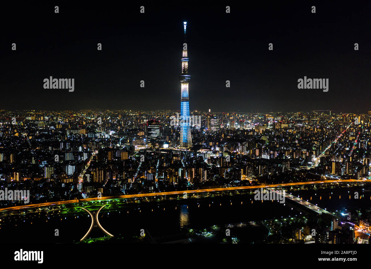 Luftaufnahme von Tokio Skytree und Sumida River, und Japanische Landschaft in Tokyo City bei Nacht. Japan Tourismus, Stadtbild, Asien Reiseziel Sehenswürdigkeit Stockfoto