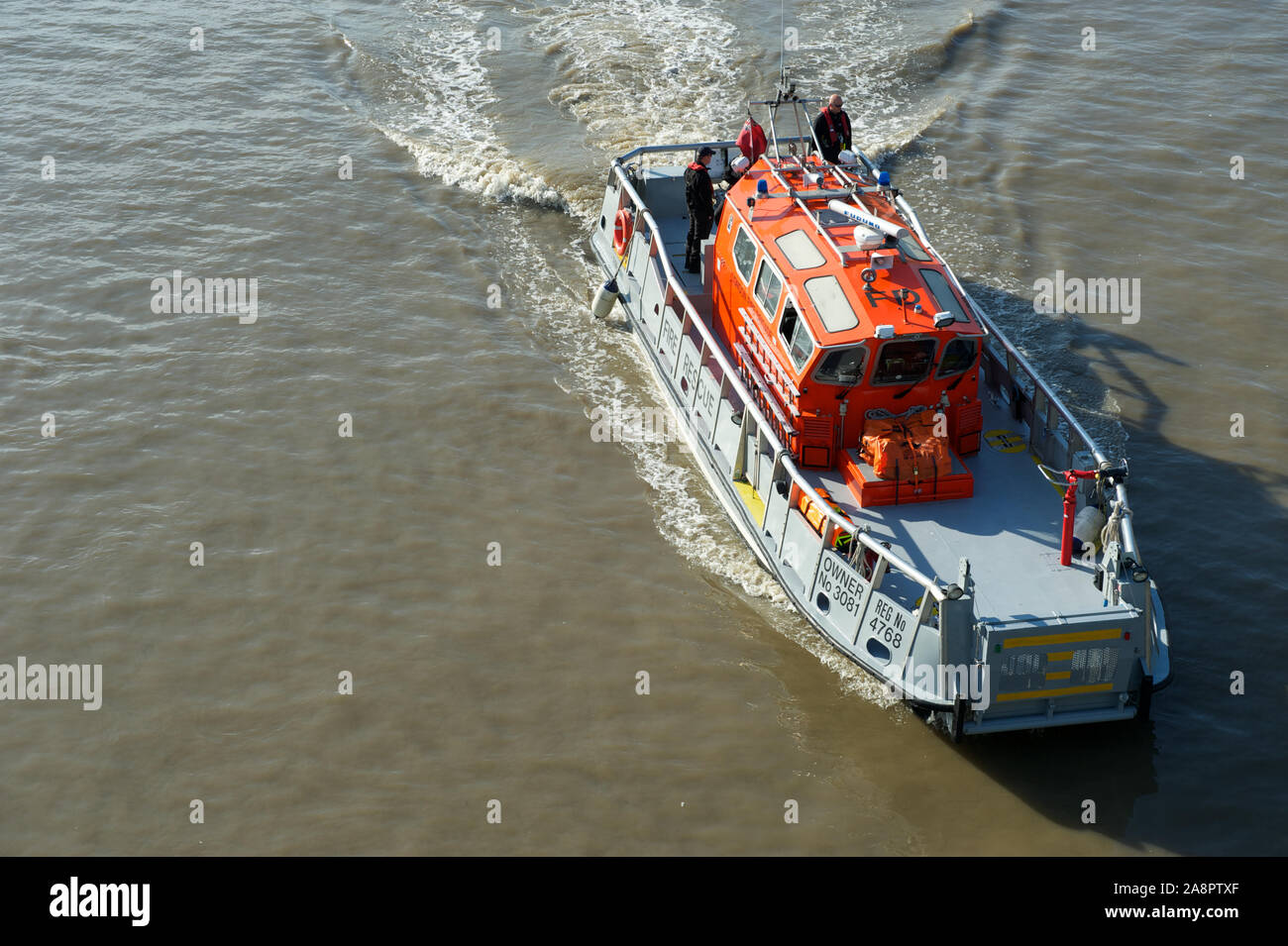 London - 14. OKTOBER 2011: Ein Feuerwehrboot, eines von zwei Rettungsbooten, Fireflash und Firedart, das für Boot- und Flussbrände verwendet wird Stockfoto
