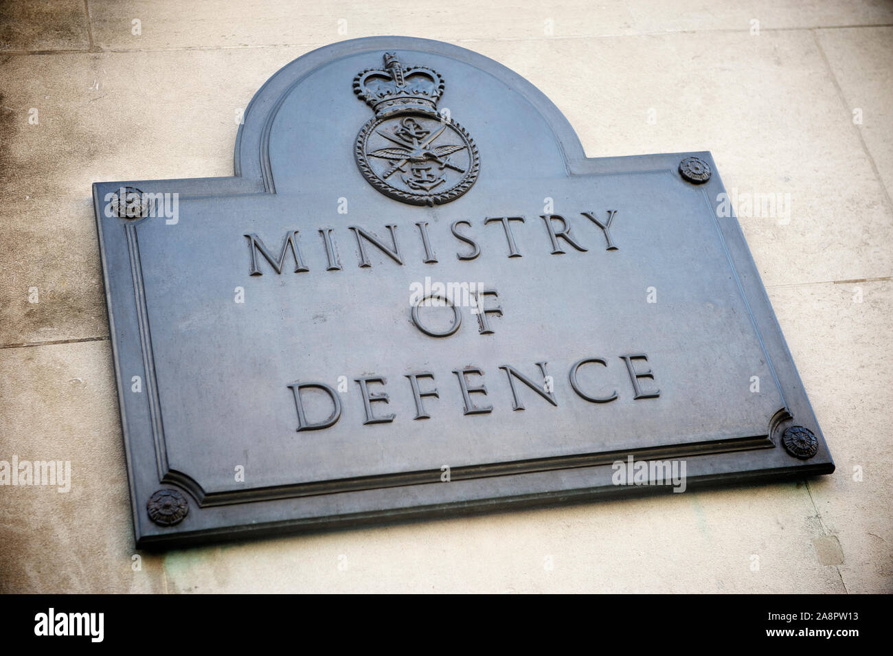 Altes Messingschild, das die Büros des britischen Verteidigungsministeriums auf einem Gebäude in Whitehall, London, Großbritannien markiert Stockfoto