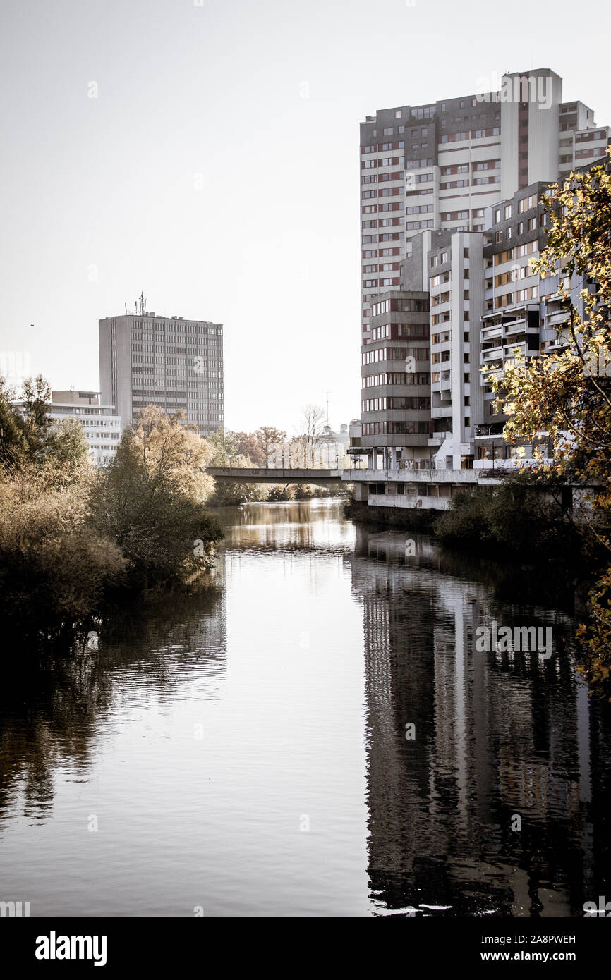 Bei einem Spaziergang durch die kultigen 70er Jahre Gebäude Ihmezentrum in November 2019. Blick auf das Ihmezentrum mit dem Fluss Ihme vor Stockfoto